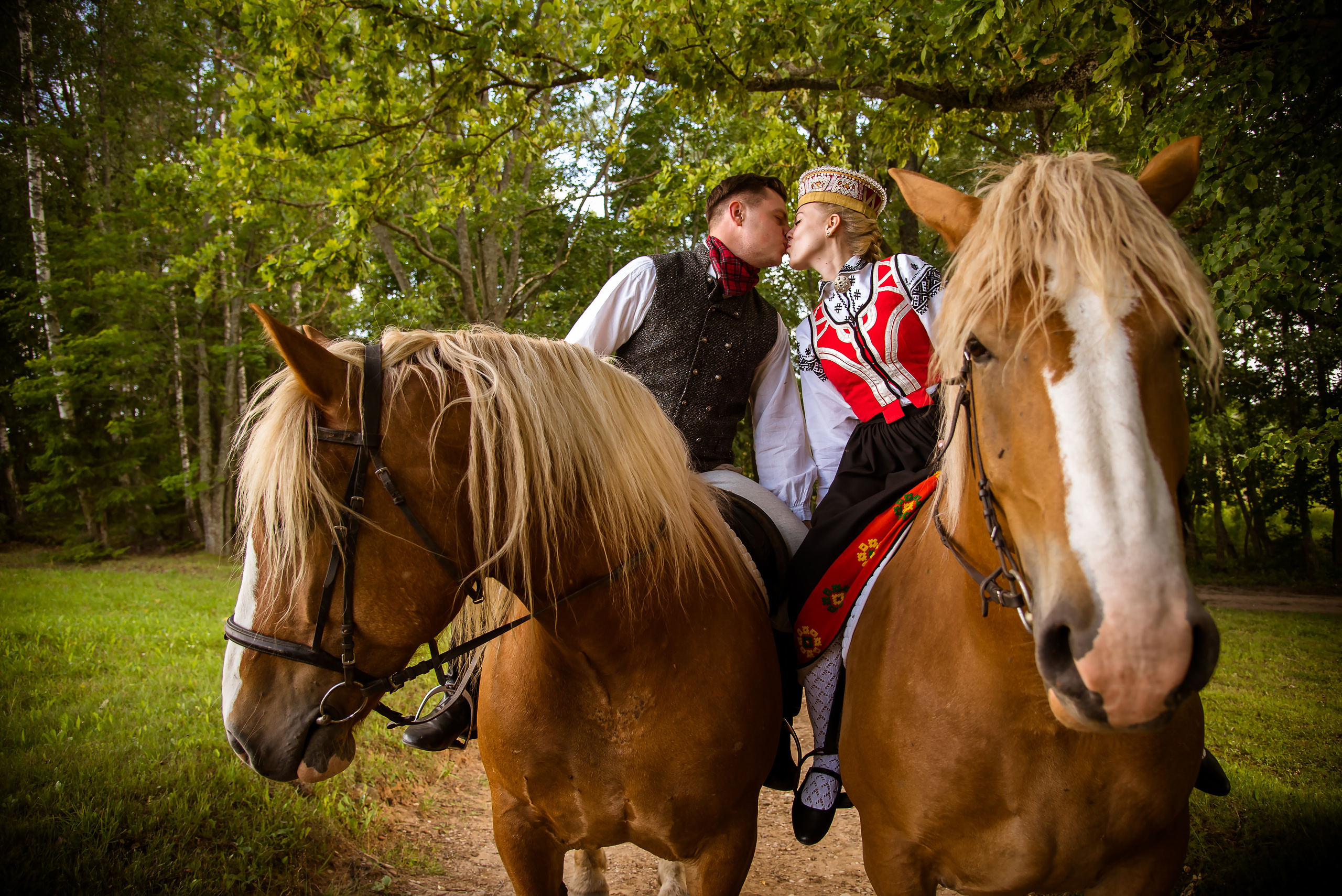 Фотосет на лошадях в Клаюми. Фотограф Ромуальд Рубенис и Артемий Сташанс