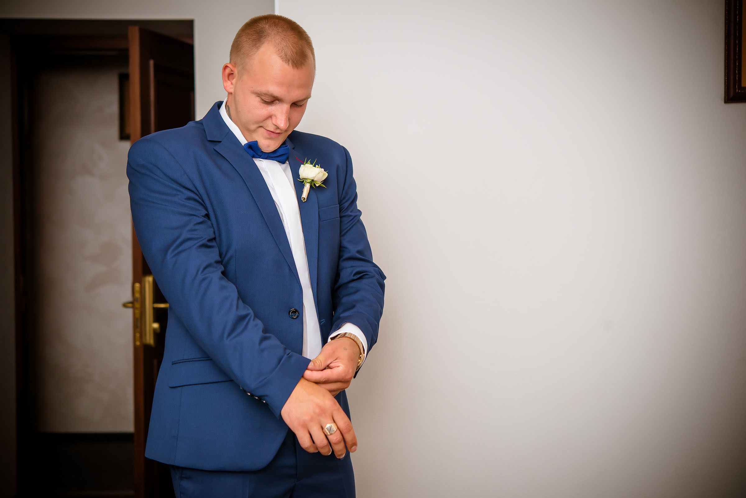 Фотосессия свадьбы в лесу и театре. Фотограф Ромуальд Рубенис и Артемий Сташанс