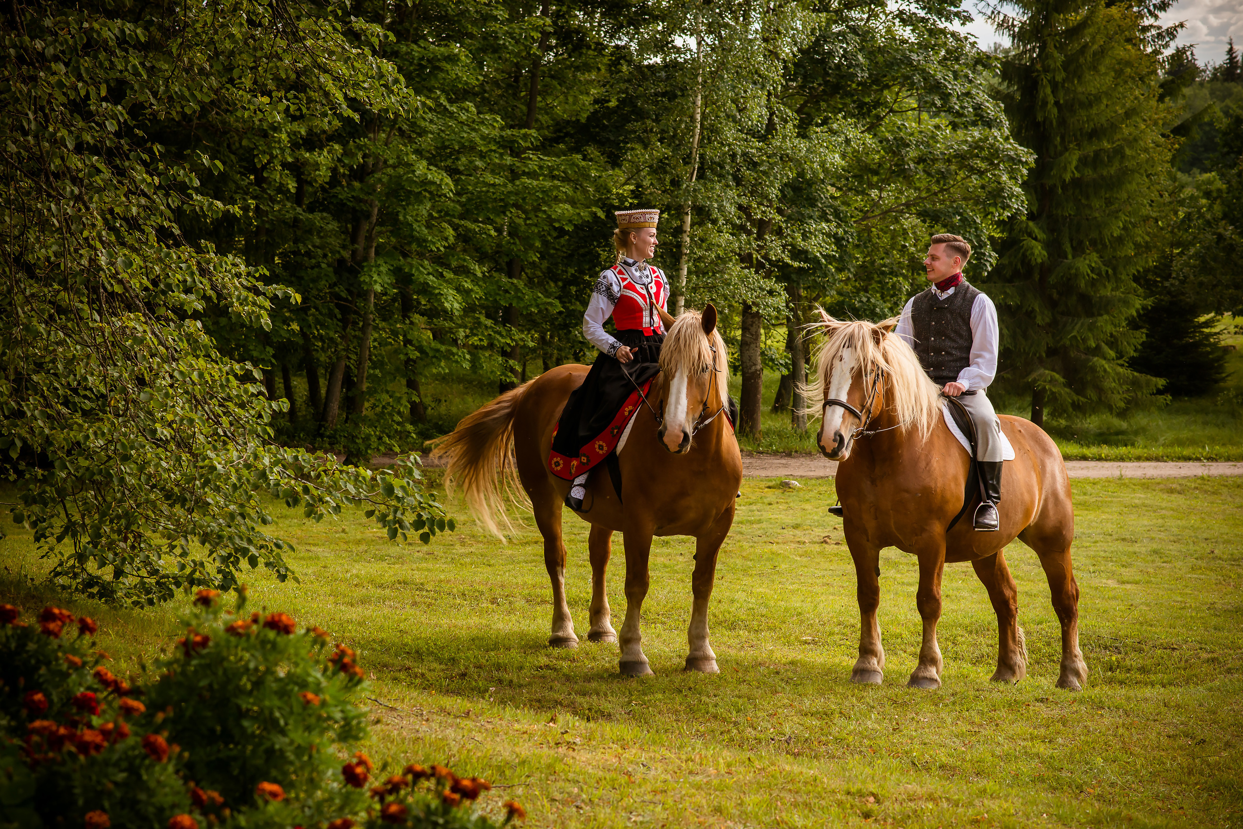 Фотосет на лошадях в Клаюми. Фотограф Ромуальд Рубенис и Артемий Сташанс