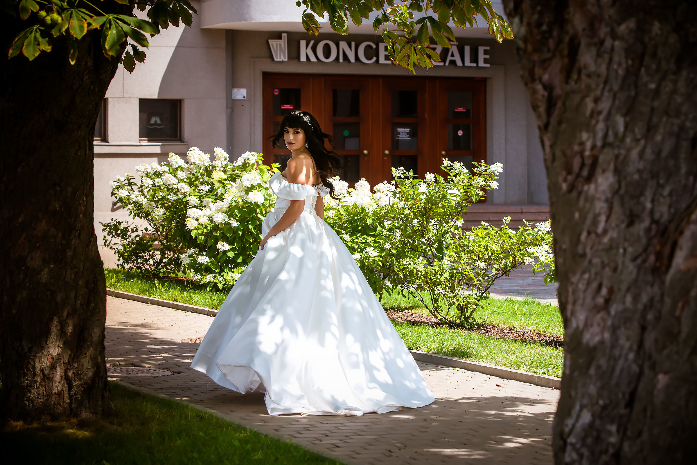 Фотосессия свадьбы в лесу и театре. Фотограф Ромуальд Рубенис и Артемий Сташанс