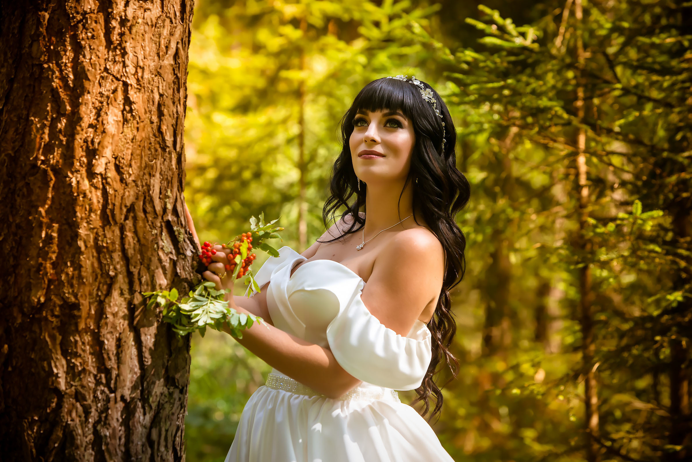 Фотосессия свадьбы в лесу и театре. Фотограф Ромуальд Рубенис и Артемий Сташанс