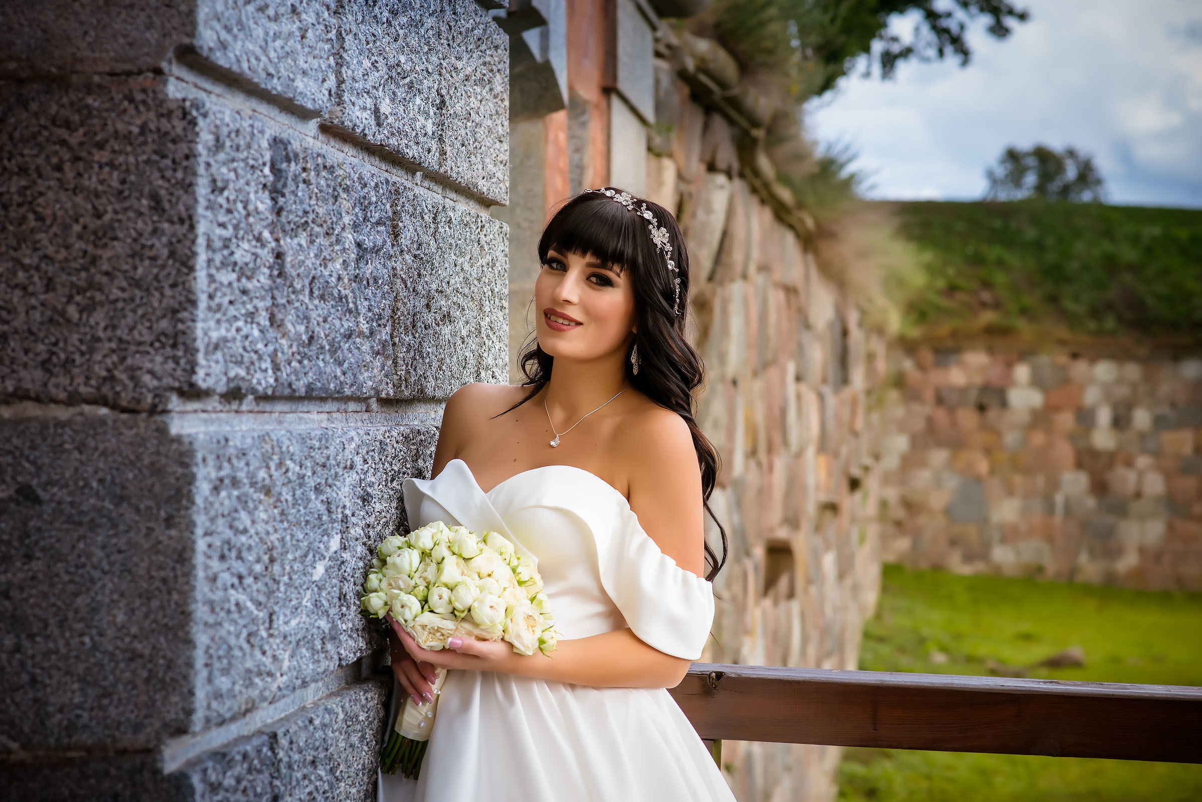 Фотосессия свадьбы в лесу и театре. Фотограф Ромуальд Рубенис и Артемий Сташанс