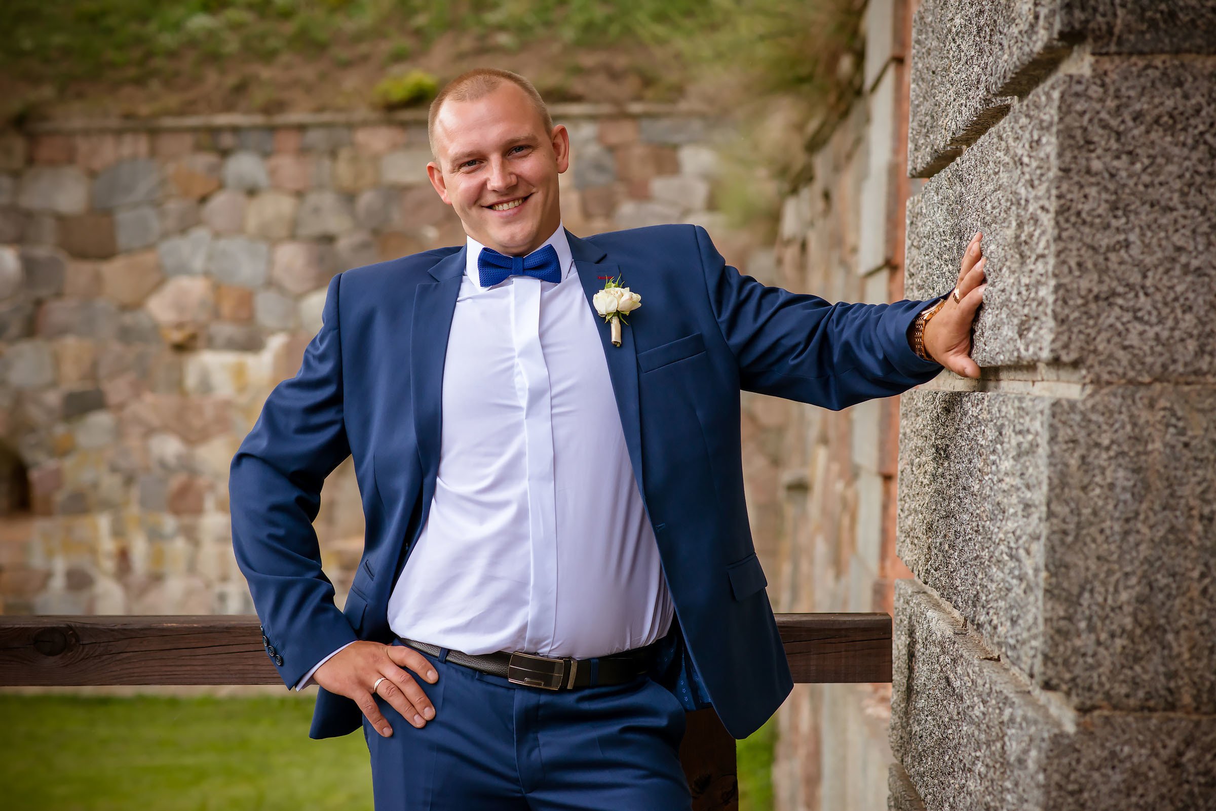 Фотосессия свадьбы в лесу и театре. Фотограф Ромуальд Рубенис и Артемий Сташанс