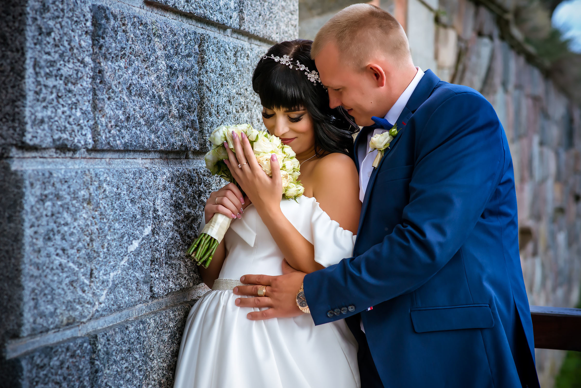 Фотосессия свадьбы в лесу и театре. Фотограф Ромуальд Рубенис и Артемий Сташанс