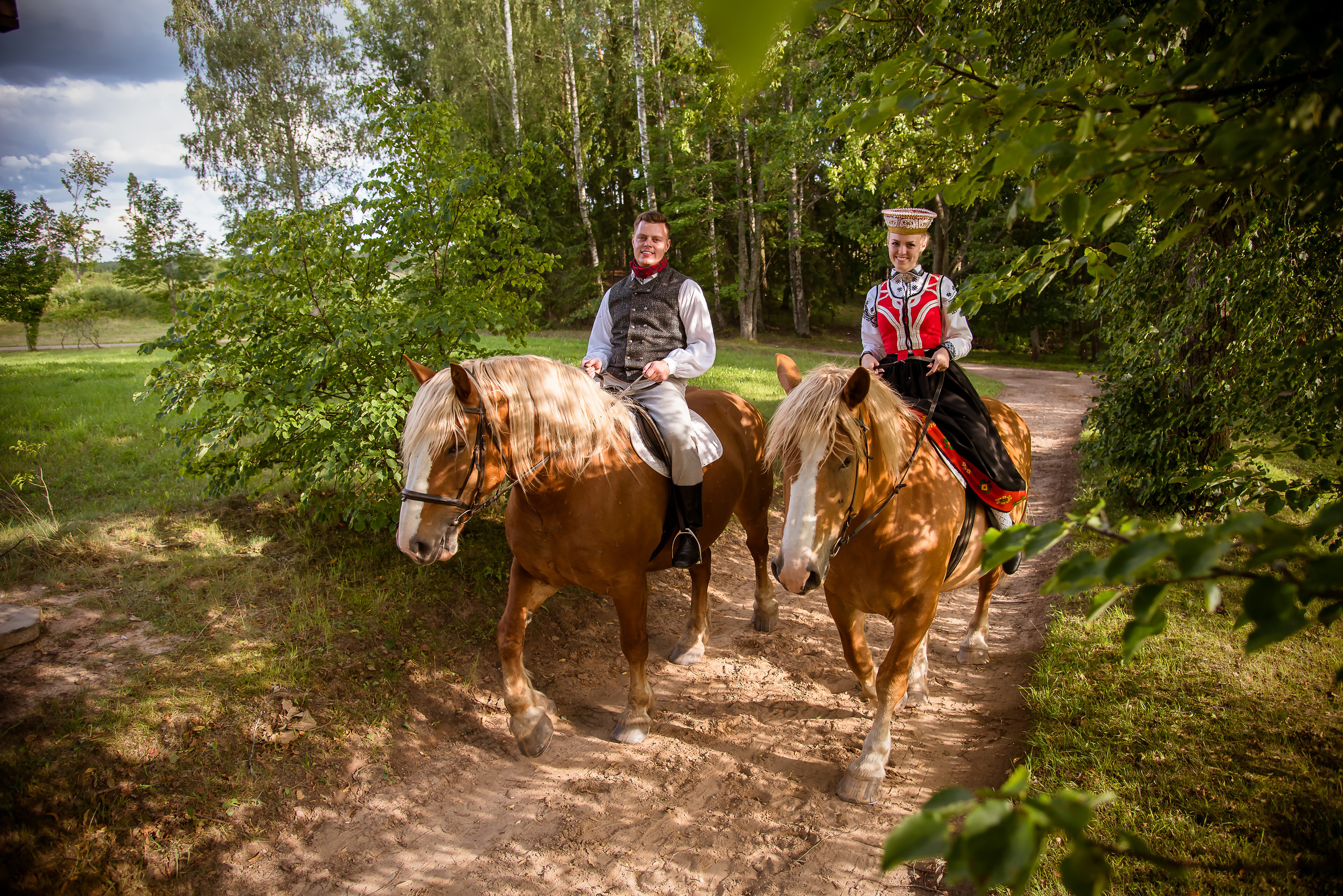 Фотосет на лошадях в Клаюми. Фотограф Ромуальд Рубенис и Артемий Сташанс
