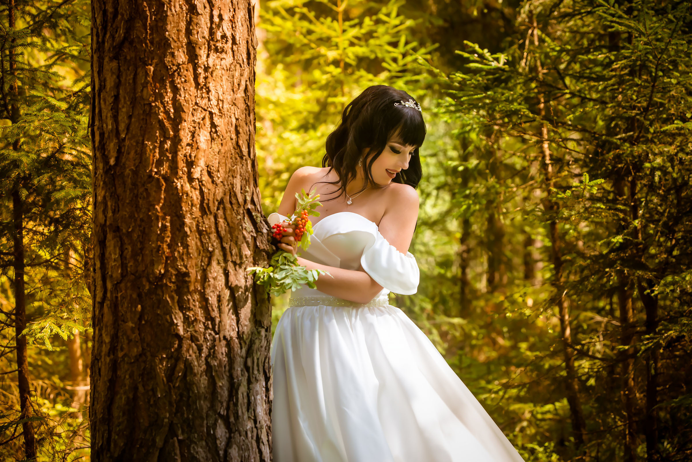 Фотосессия свадьбы в лесу и театре. Фотограф Ромуальд Рубенис и Артемий Сташанс