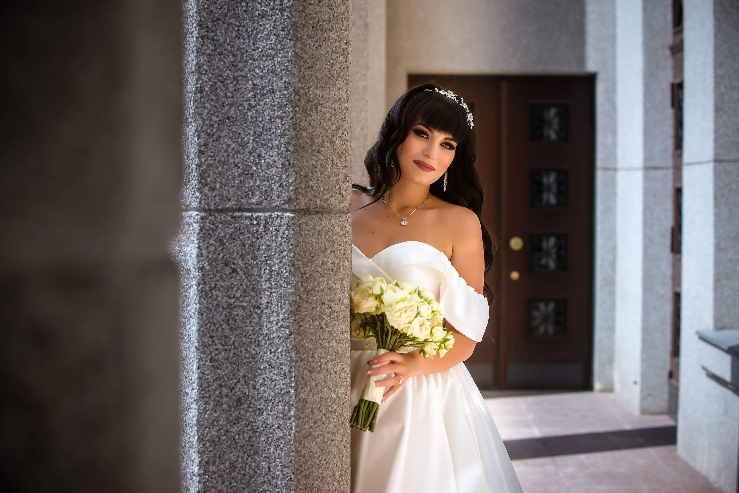 Фотосессия свадьбы в лесу и театре. Фотограф Ромуальд Рубенис и Артемий Сташанс