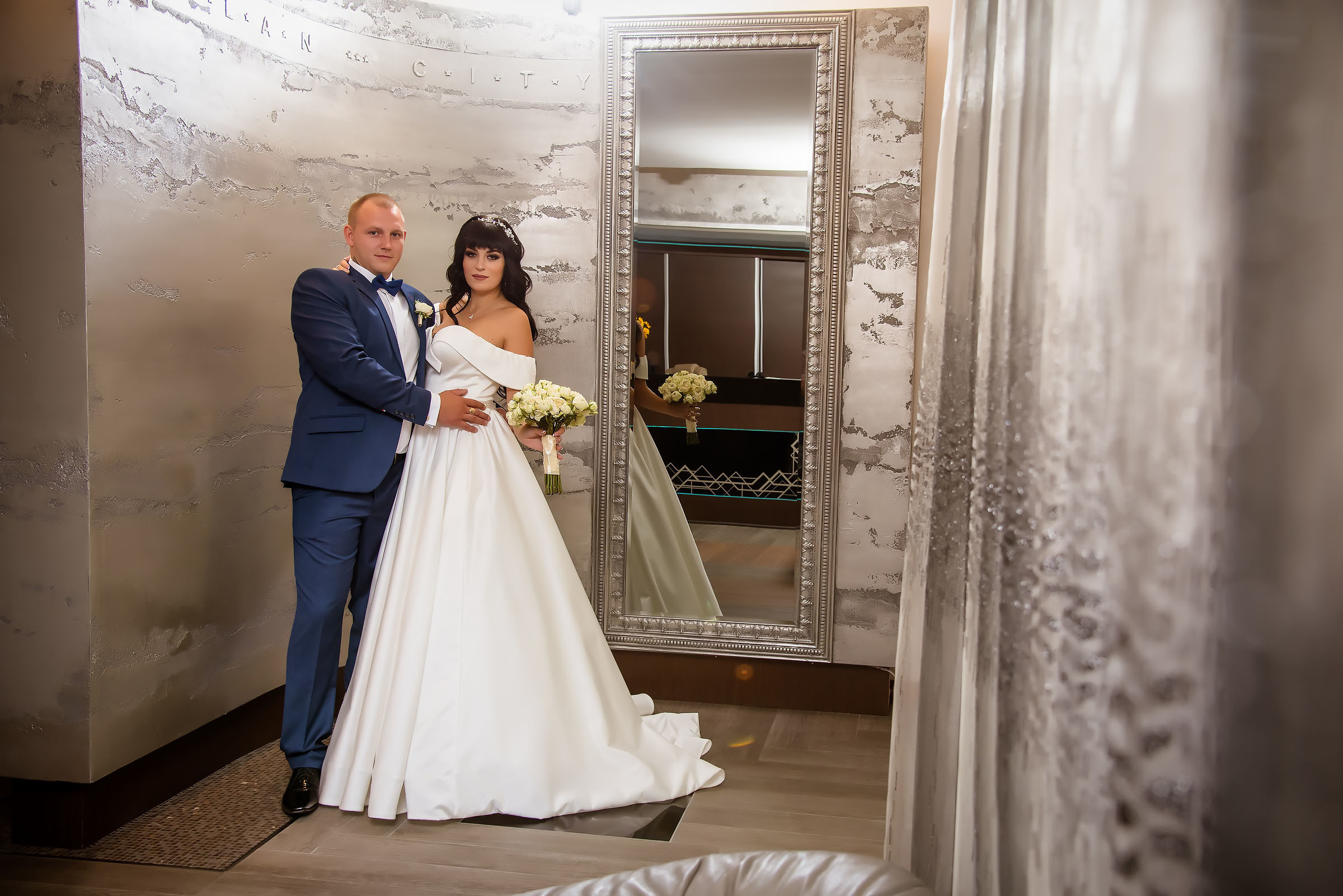 Фотосессия свадьбы в лесу и театре. Фотограф Ромуальд Рубенис и Артемий Сташанс