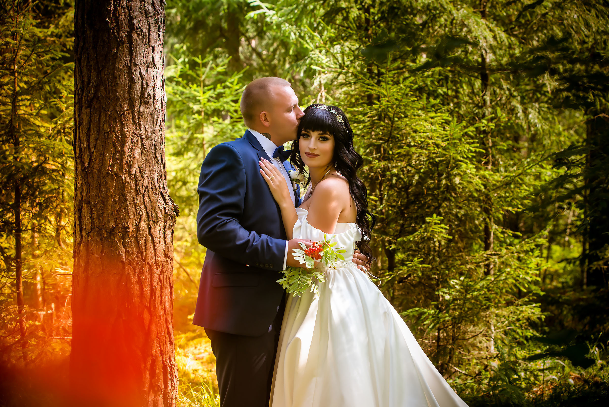 Фотосессия свадьбы в лесу и театре. Фотограф Ромуальд Рубенис и Артемий Сташанс