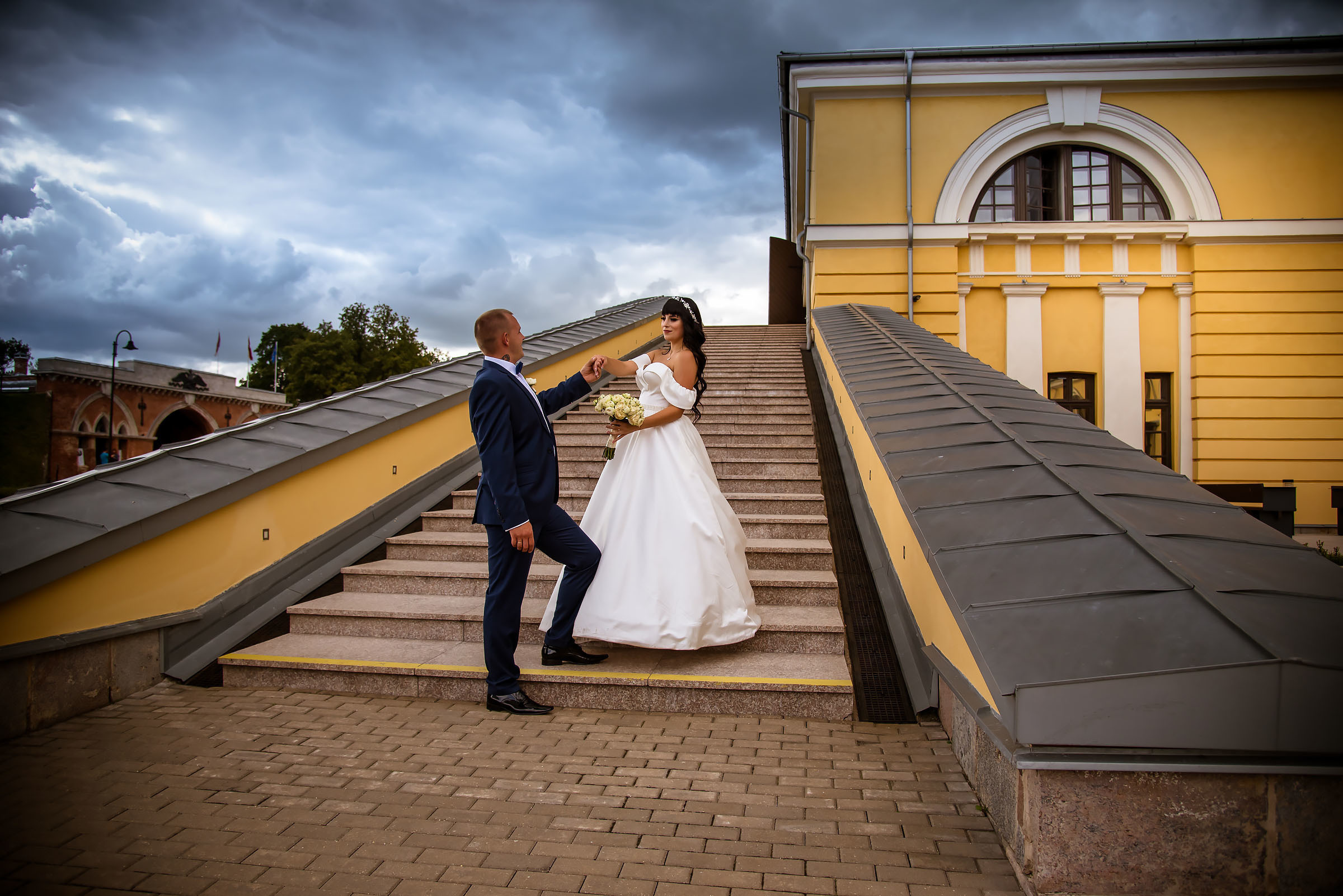Фотосессия свадьбы в лесу и театре. Фотограф Ромуальд Рубенис и Артемий Сташанс