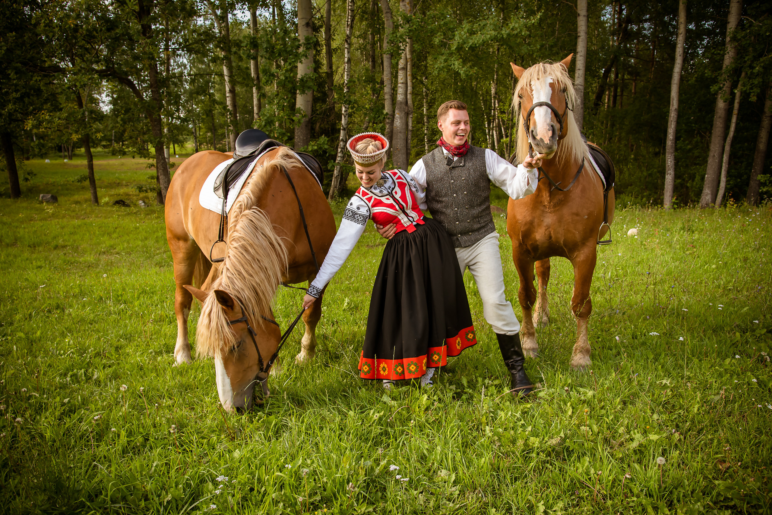 Фотосет на лошадях в Клаюми. Фотограф Ромуальд Рубенис и Артемий Сташанс