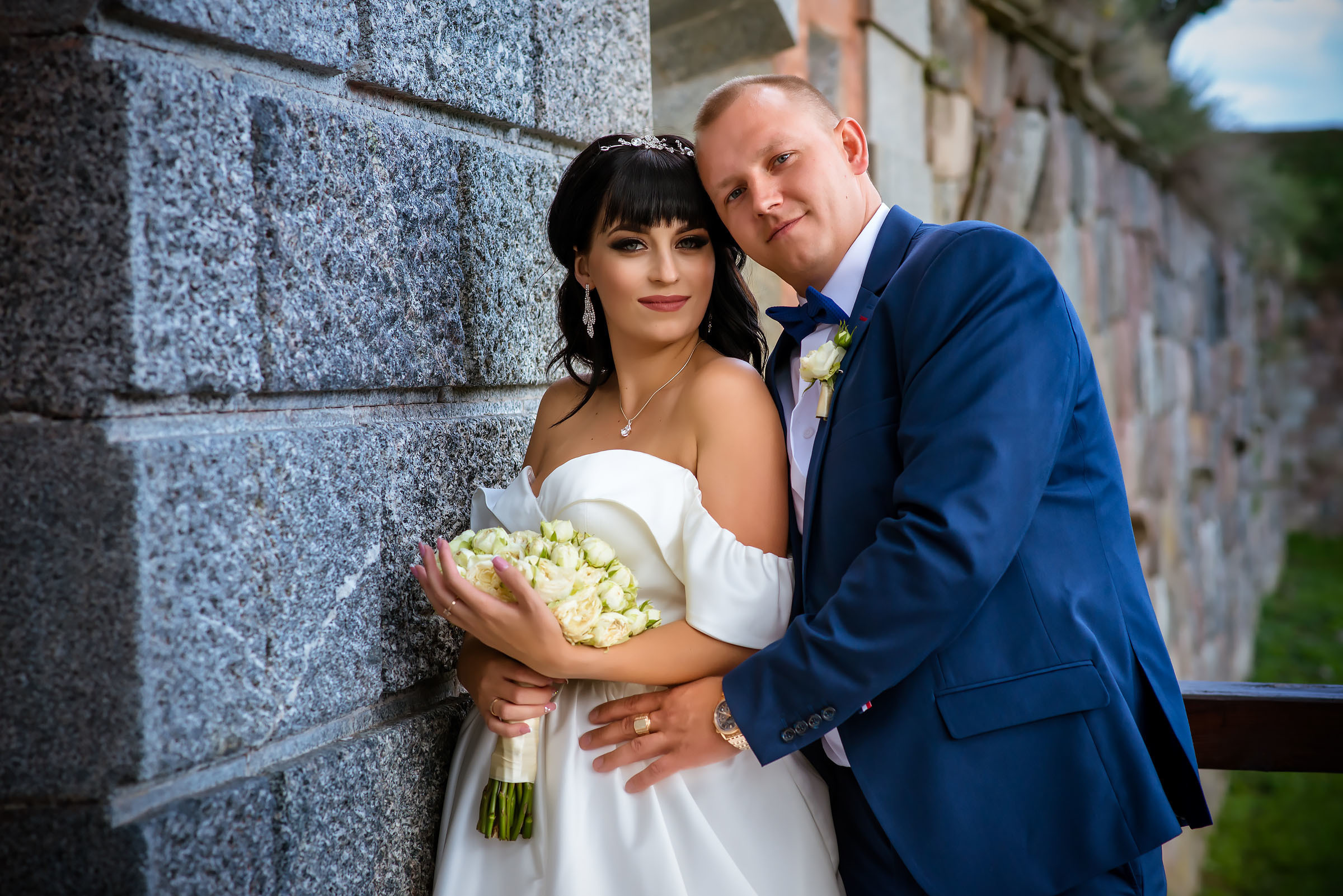 Фотосессия свадьбы в лесу и театре. Фотограф Ромуальд Рубенис и Артемий Сташанс