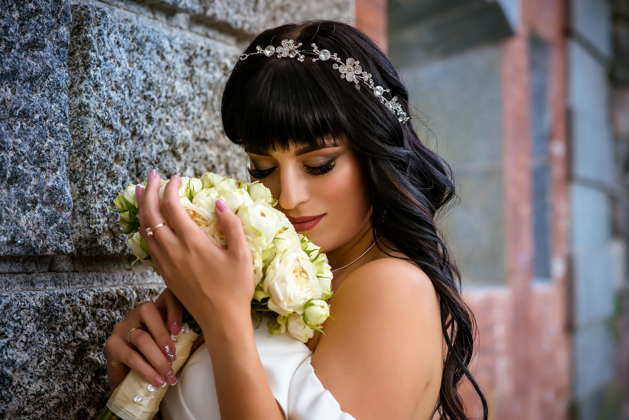 Фотосессия свадьбы в лесу и театре. Фотограф Ромуальд Рубенис и Артемий Сташанс