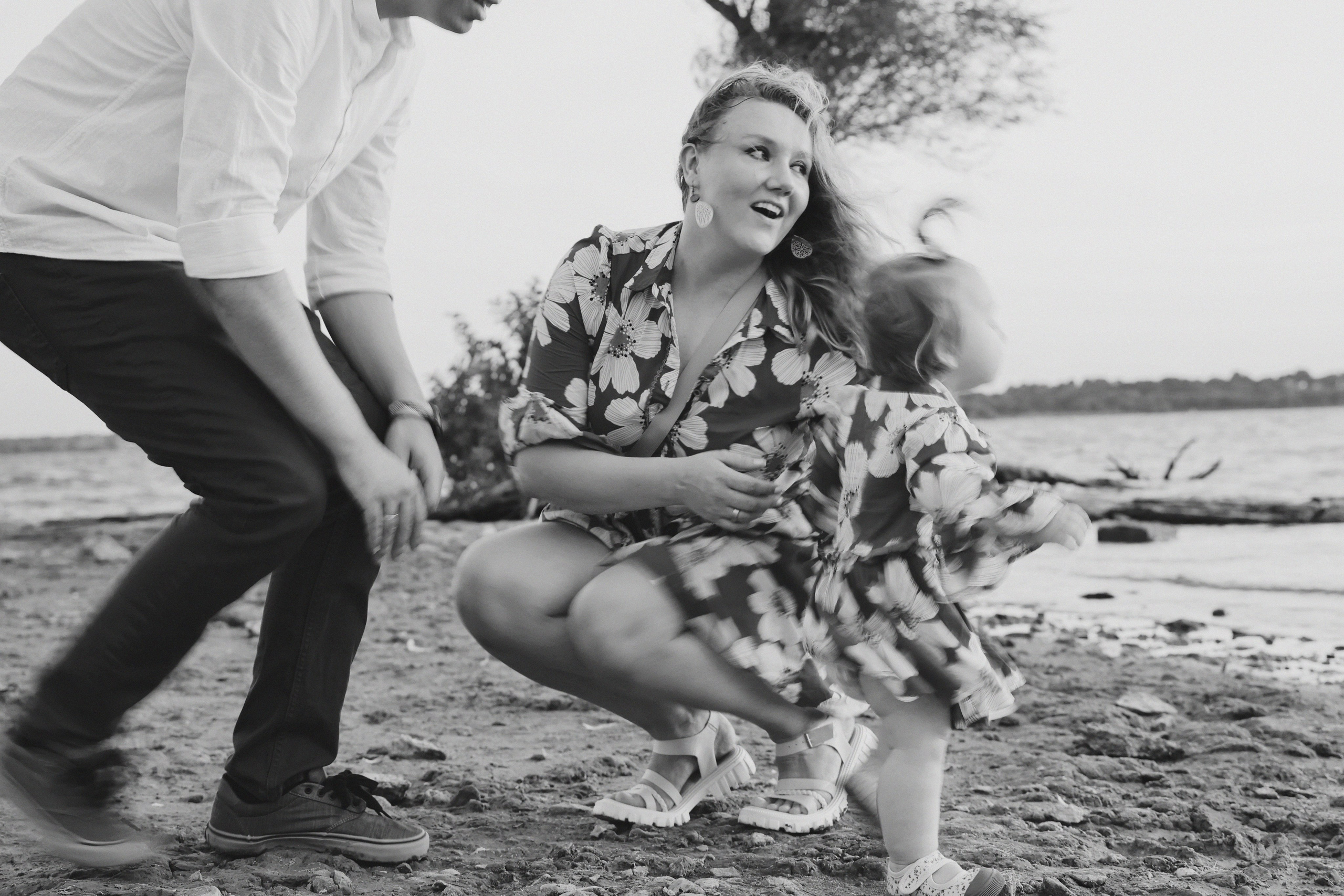 Baby Family Photoshoot – Outdoor Family Photography with Infant or Toddler. Lana Petrychenko — Portrait & Family Photographer. Valencia, Spain