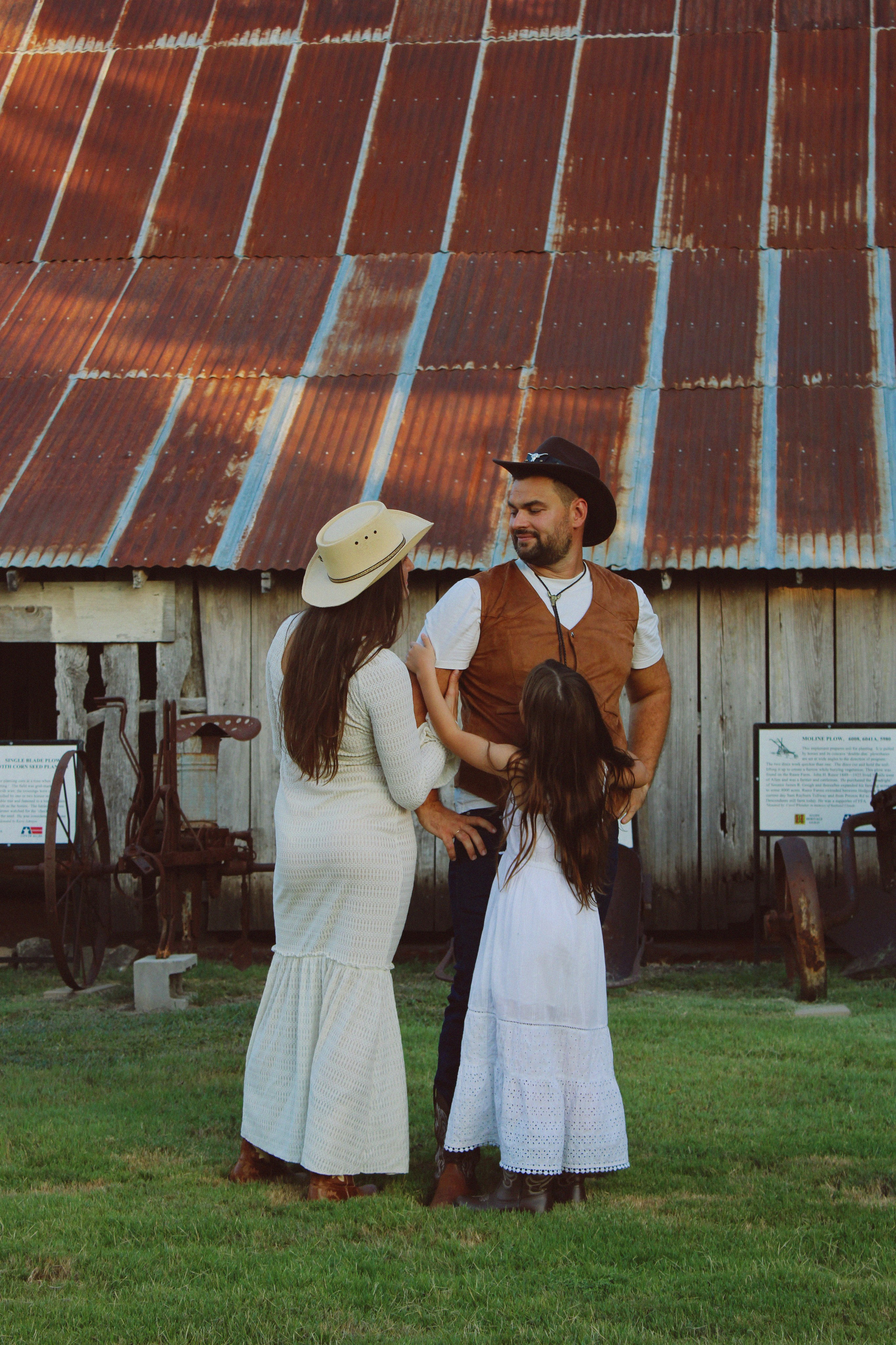 Texas Countryside Family Photoshoot in Cowboy Style. Lana Petrychenko — Portrait & Family Photographer. Valencia, Spain