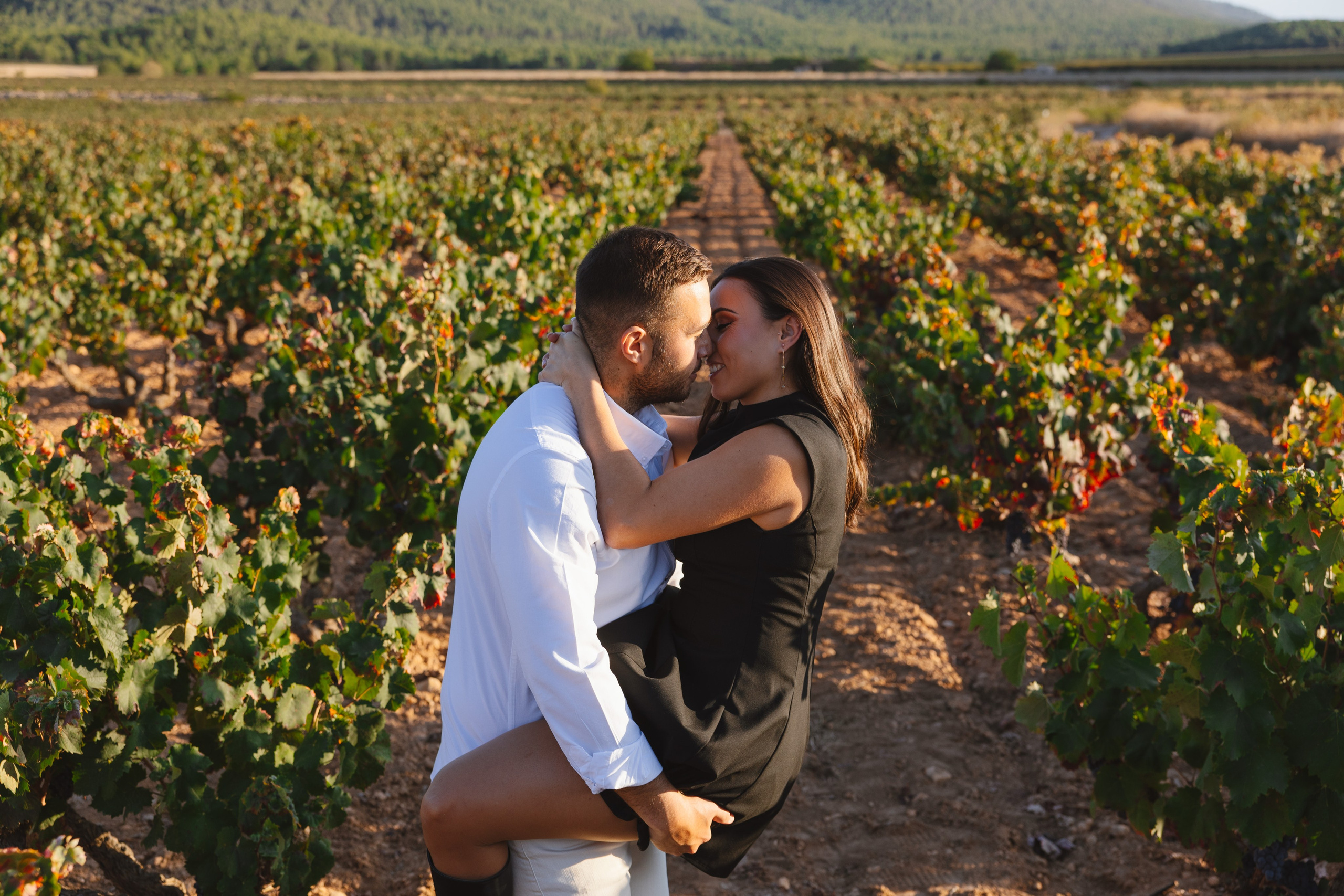 Fotos de preboda en una bodega de vino en Bullas