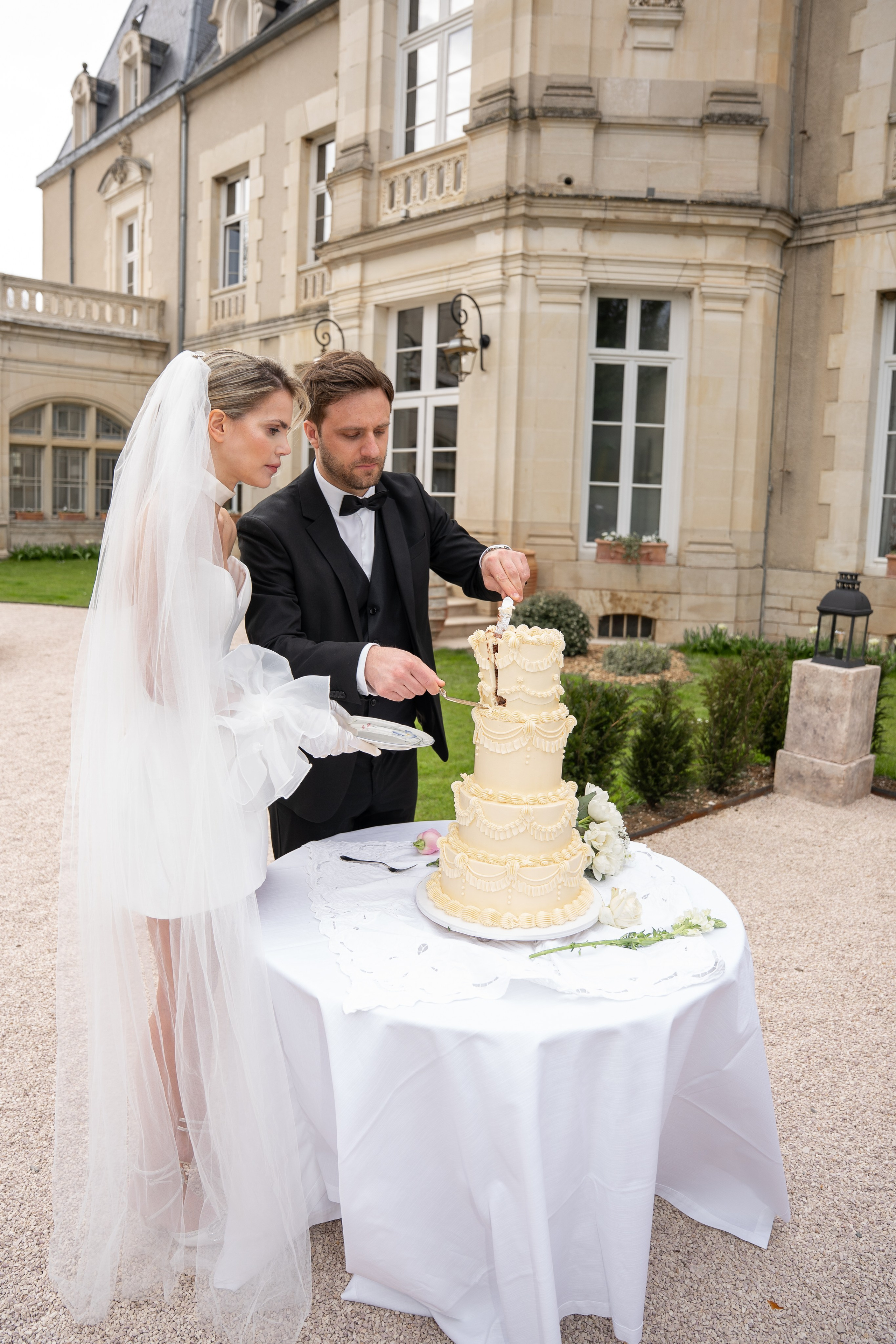 Chateau elopement inspiration. Wedding photographer in Paris Oksana Shum