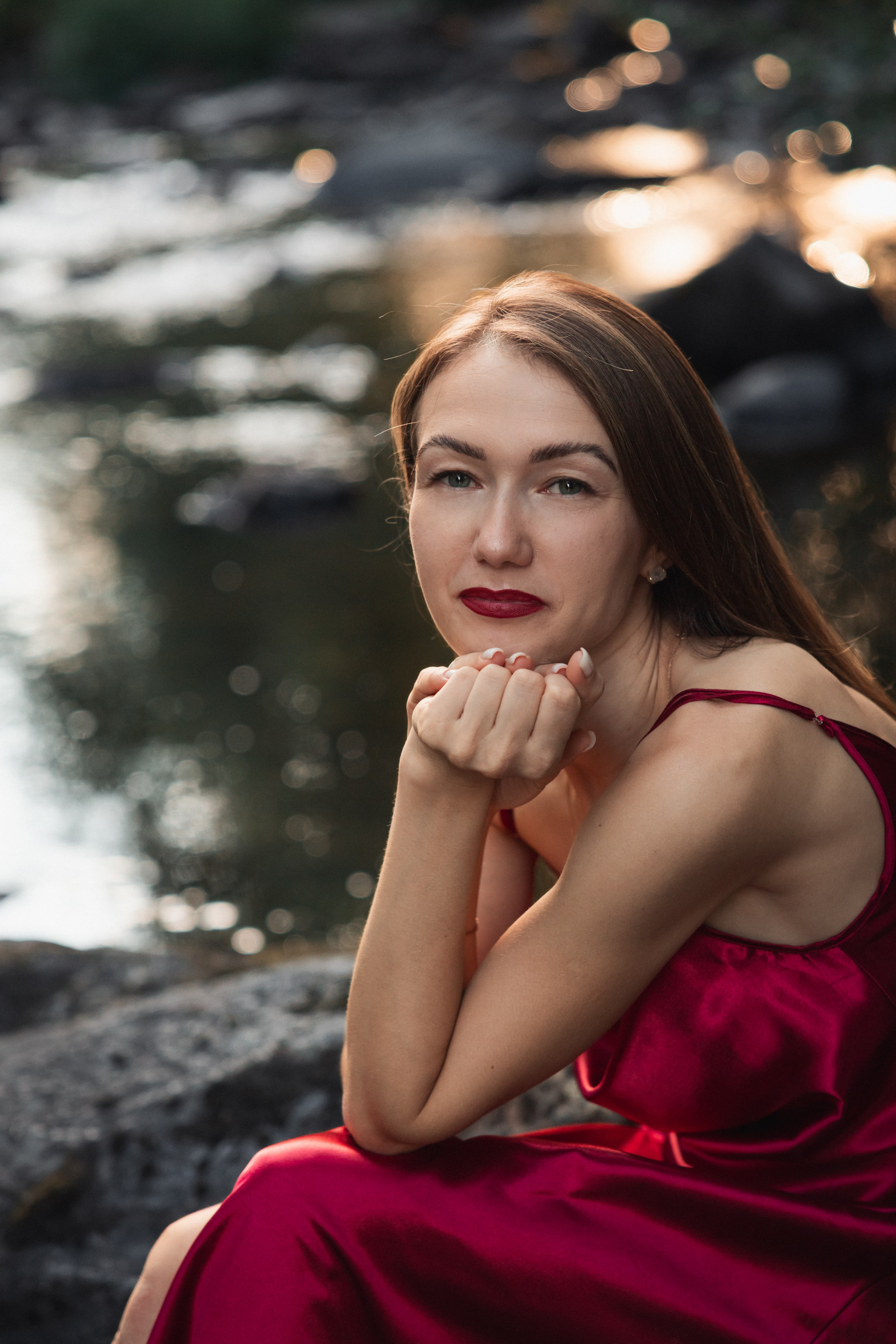 Portrétní focení u řeky — žena v červených šatech. Lifestyle a rodinná fotografka v Pisku Oxana Telupilova