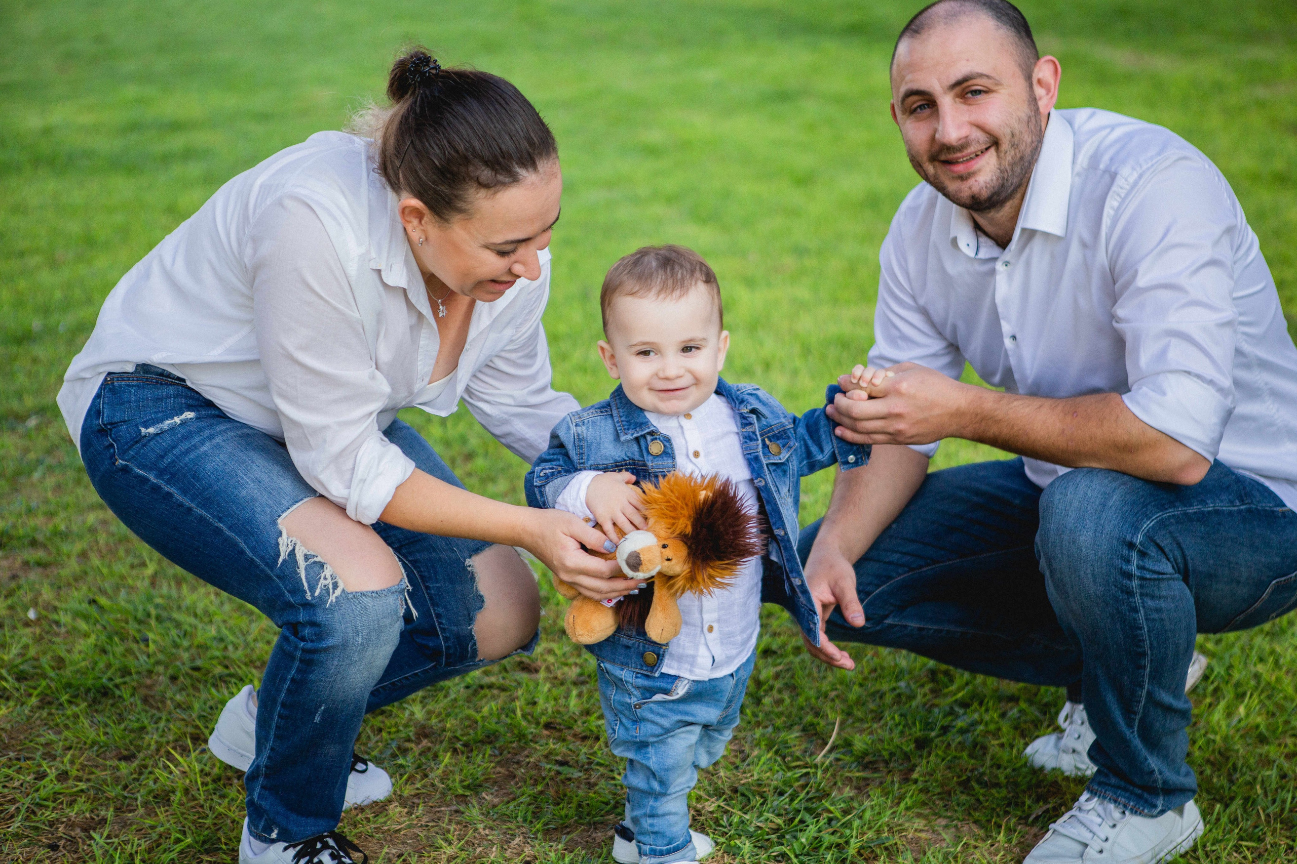 AT THE WALLS OF THE OLD CITY. PHOTOGRAPHER IN ISRAEL