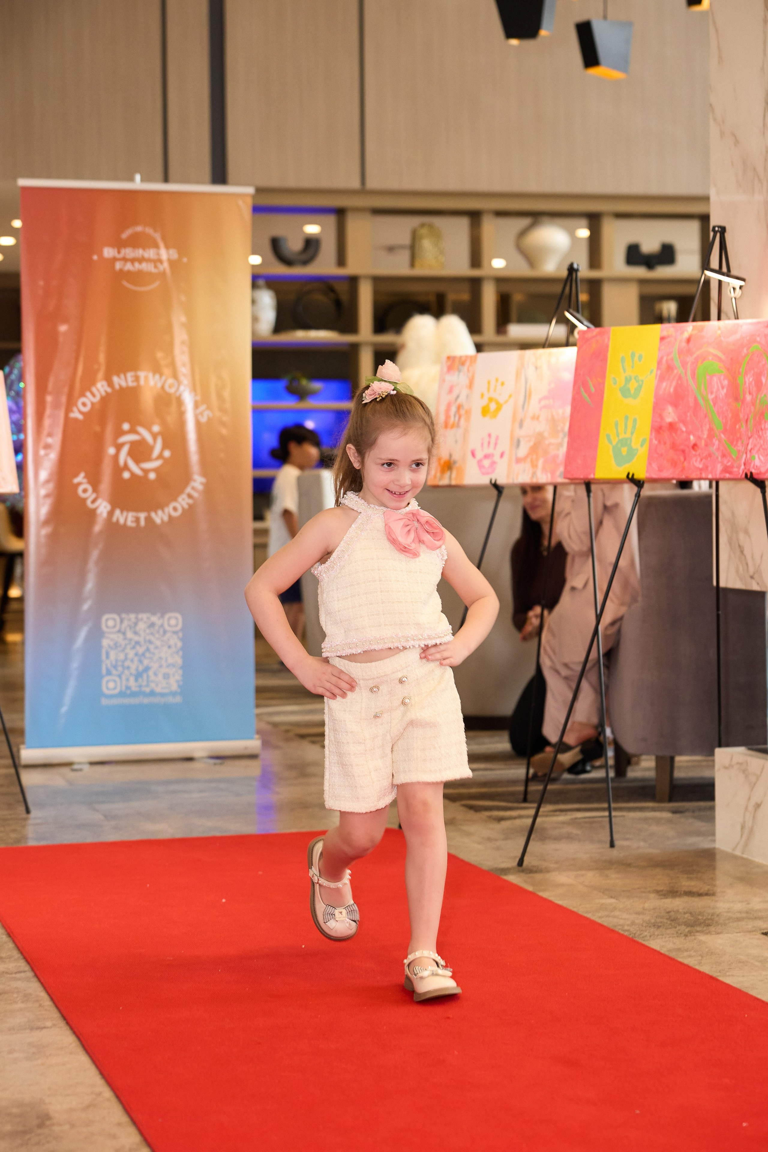 Авторская благотворительная художественная выставка Дианы Бортник. Фотограф Юлия Маковеева