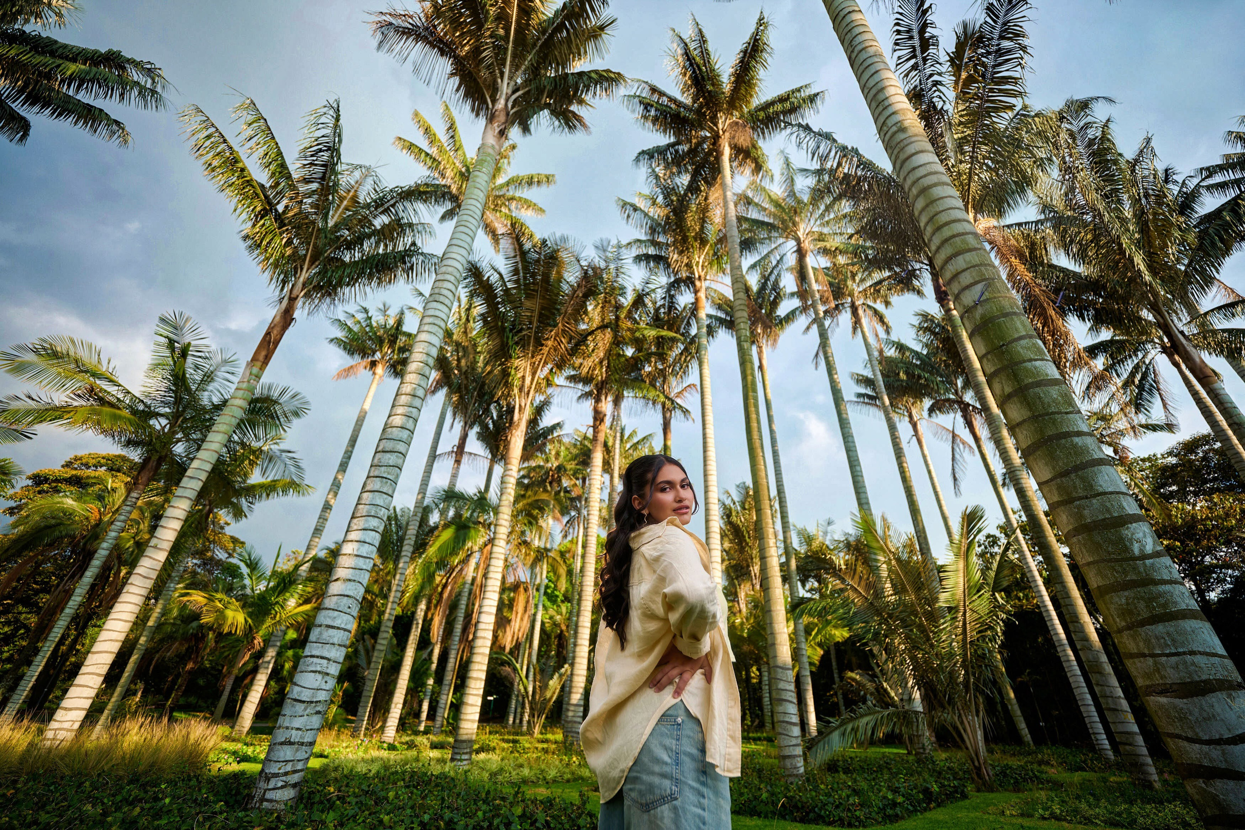 Gaby posando en el sendero de palmeras del Jardín Botánico para su sesión pre-XV