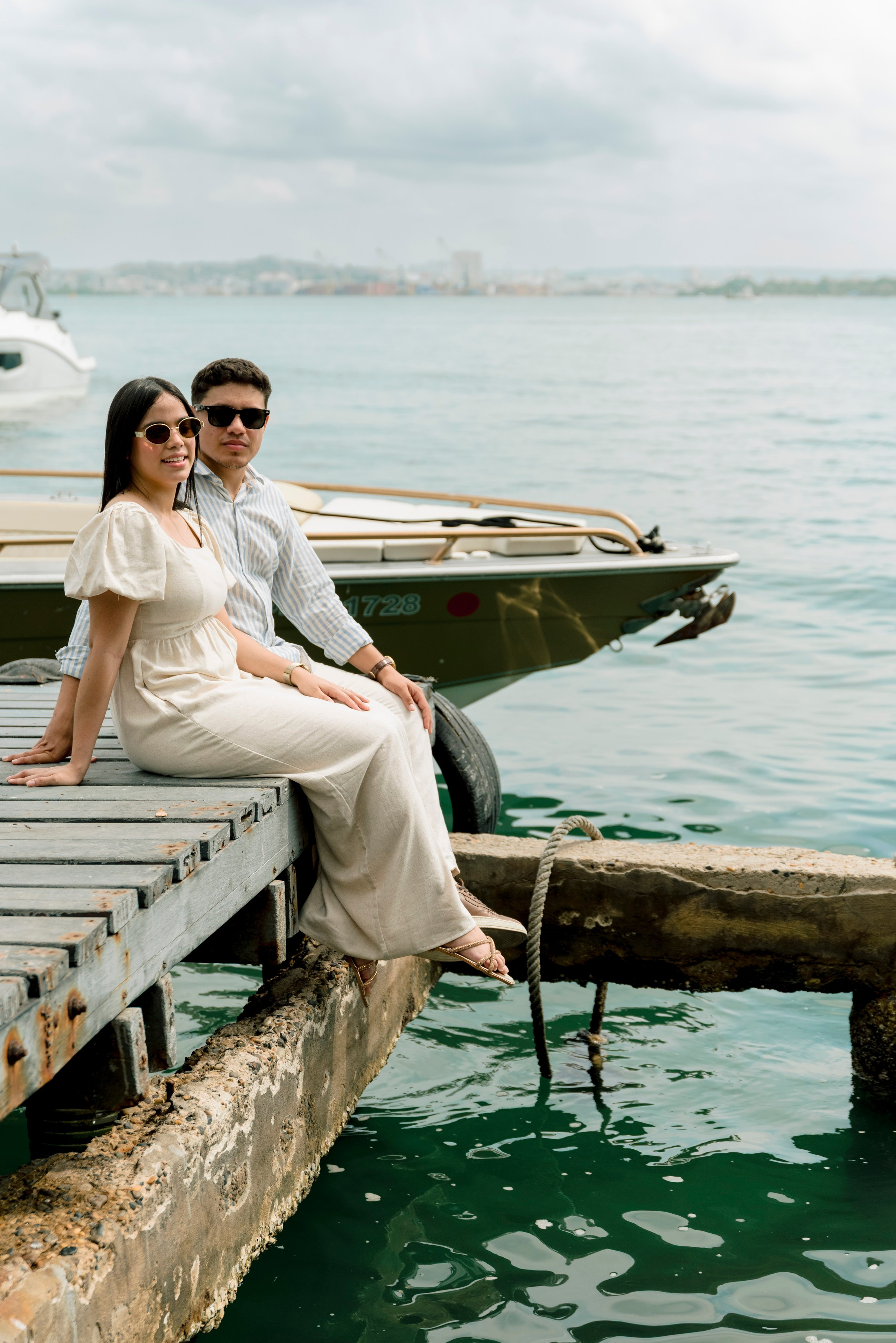 Pareja romántica posando con fondo de vegetación tropical en preboda cinematográfica Cartagena