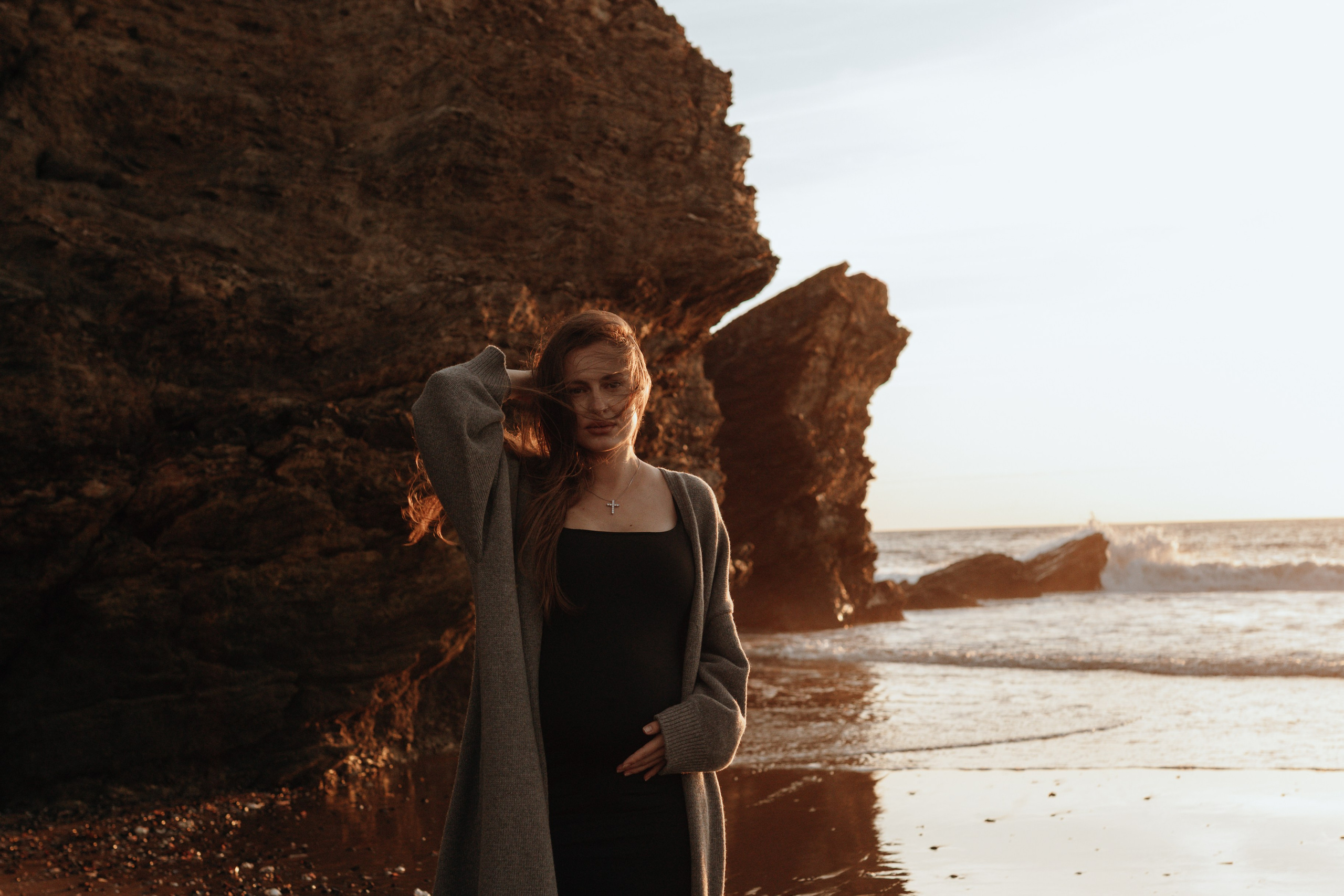 Sunset maternity photoshoot. Annah Louwagie — Lifestyle photographer for couples, families & brands | France & worldwide