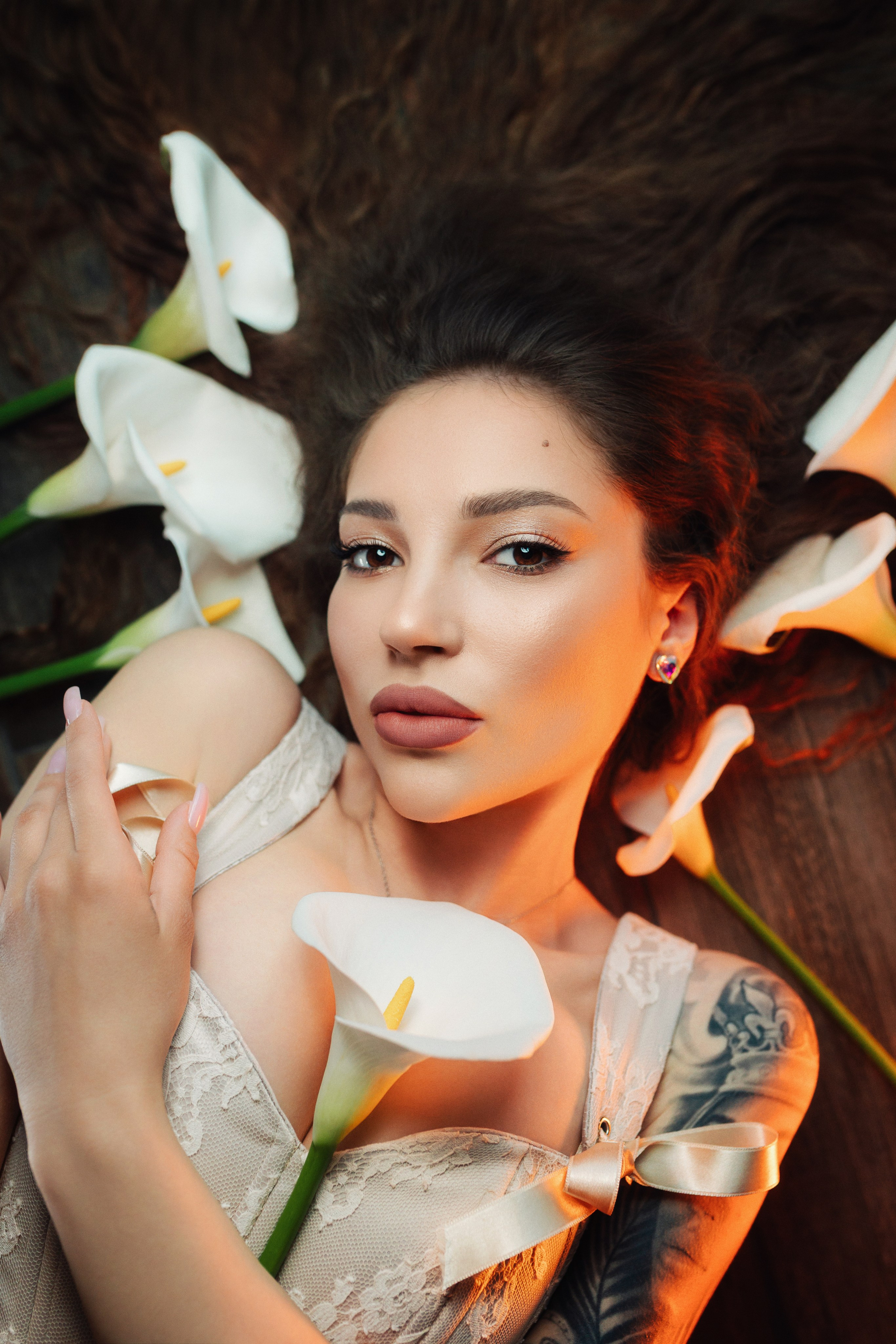 Indoor portrait in Belgrade with soft natural window light. Artistic indoor photoshoot in Serbia with cosy atmosphere. Creative portrait session in interior location in Belgrade