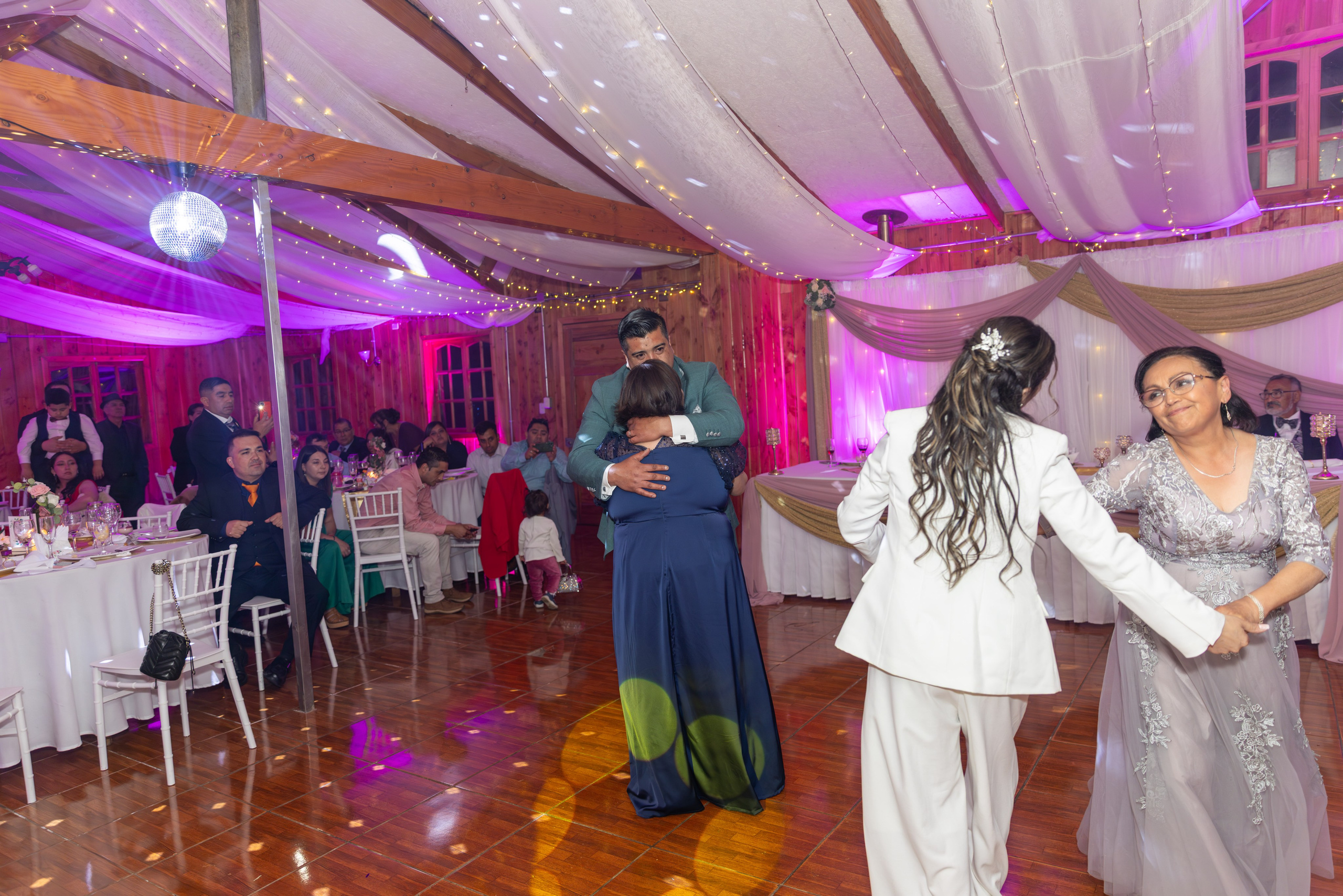 Elizabeth & Luis. Dinka & Emilio - El arte de preservar lo que no se repite