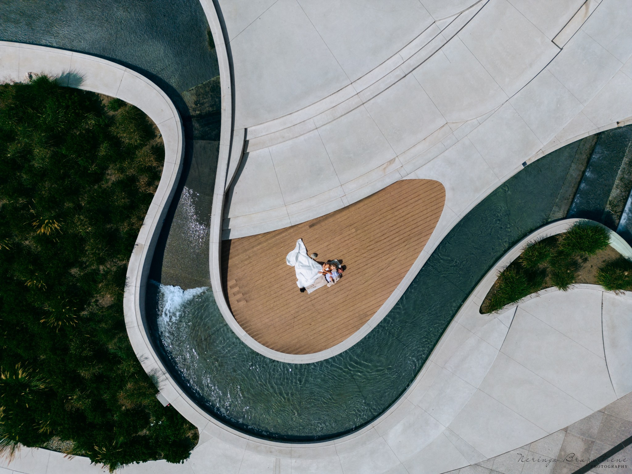 Vestuvinė fotosesija Kaune, Vienybės aikštėje, prie Lietuvos banko