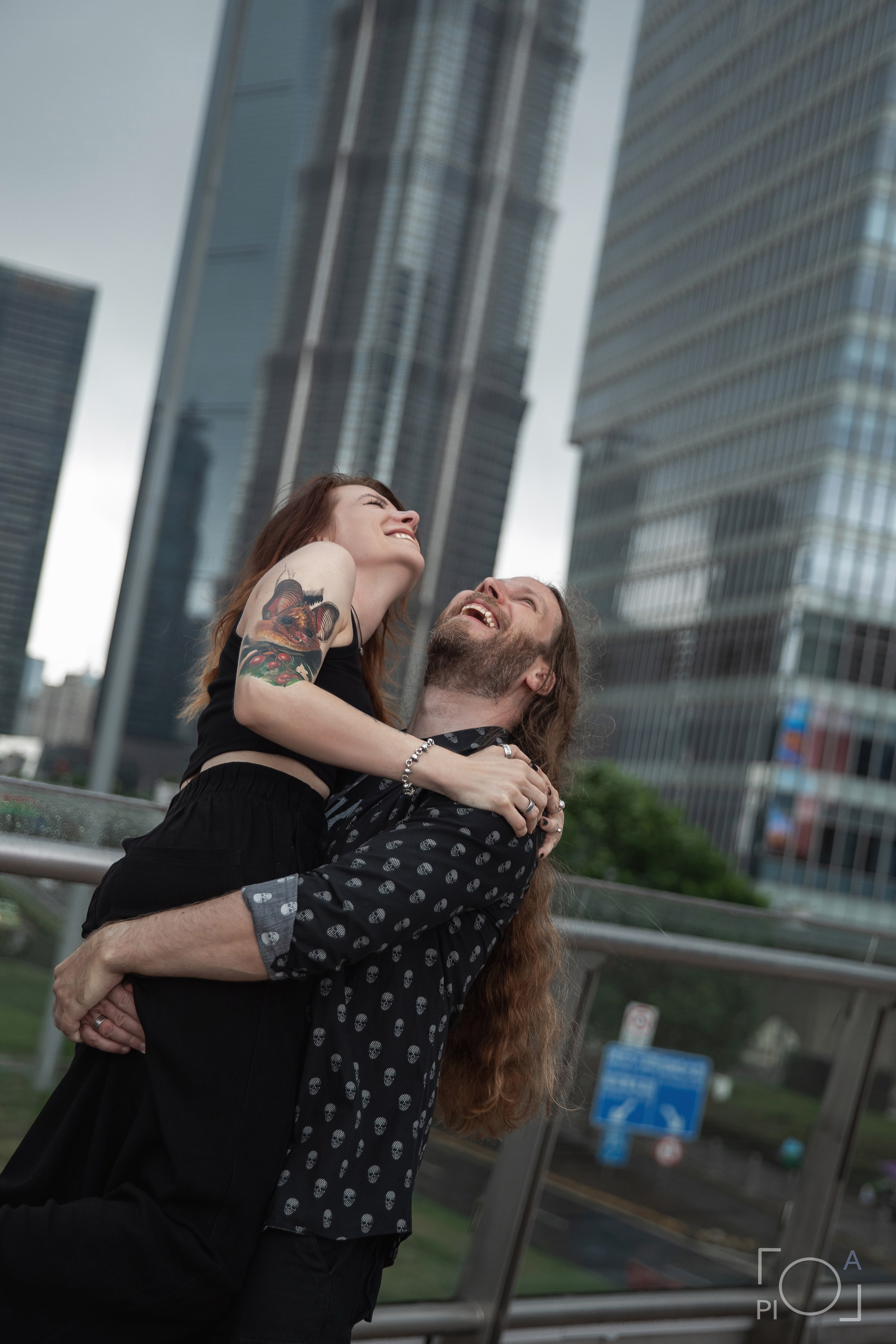 Мужчина держит на руках свою любимую жену. Мост Lujiazui, Шанхай