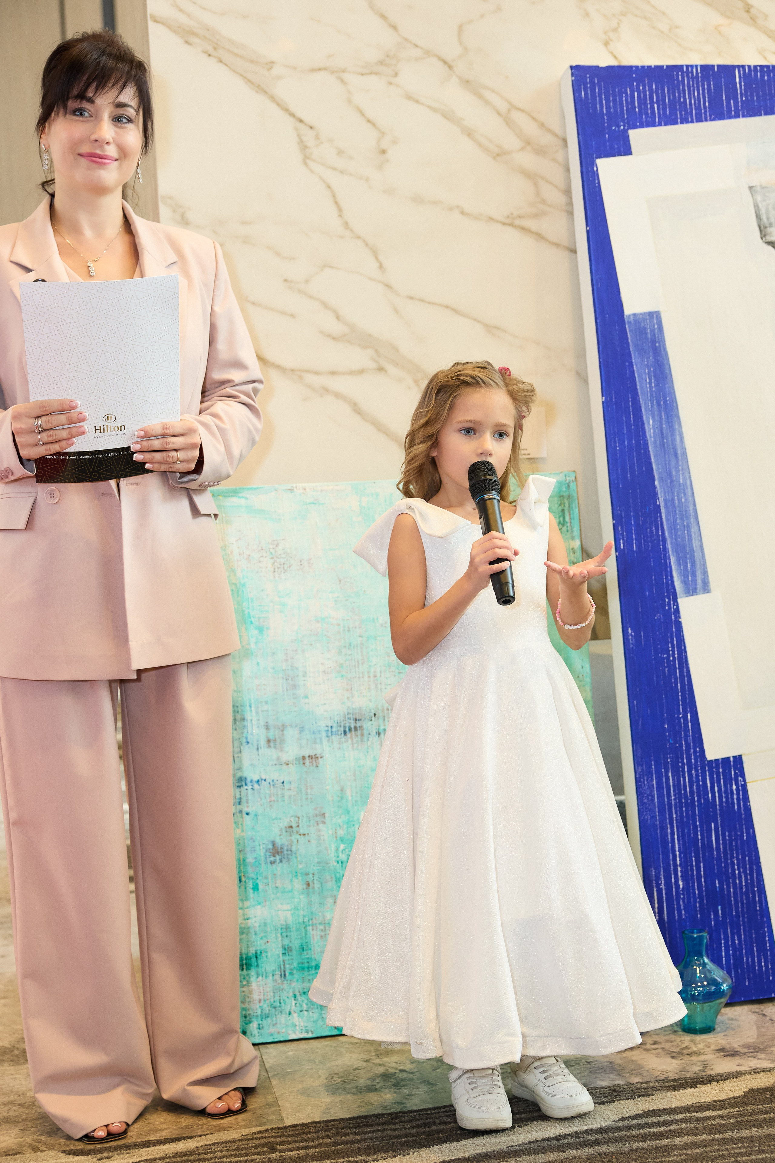 Авторская благотворительная художественная выставка Дианы Бортник. Фотограф Юлия Маковеева