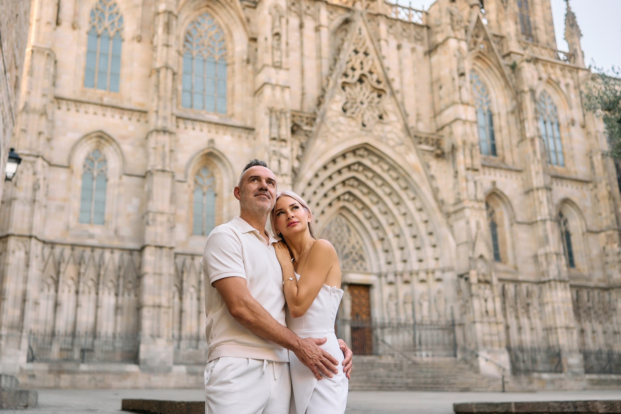 Description of the Old City location for a  love-story or individual photo shoot in Barcelona, examples of photos taken at this photo spot. POSTCARD.BCN Photographer Kate in Barcelona. Love-story, family or individual photo shoots