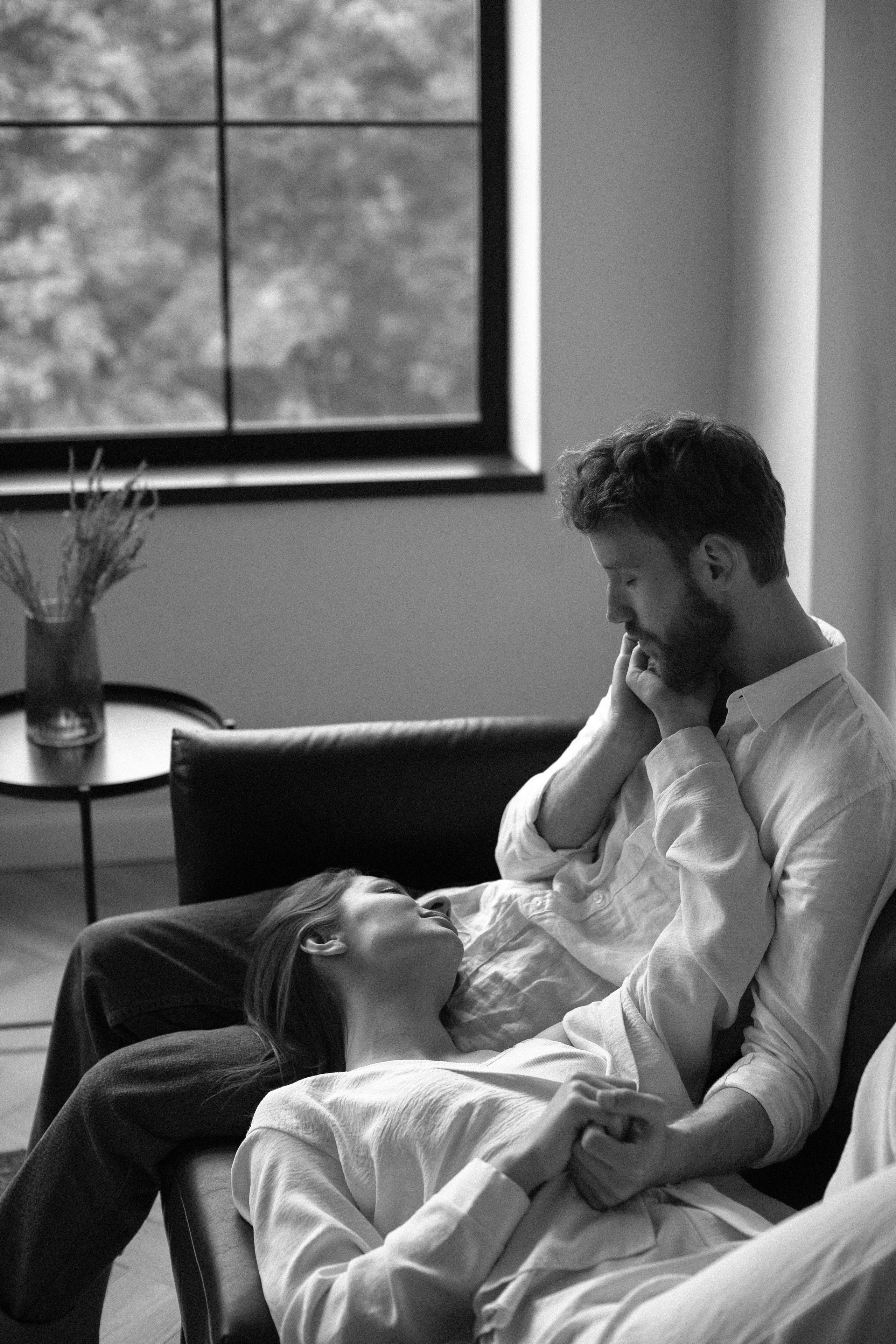 Liam & Emma: romantic rainy day photo session. Alice Bell — Wedding photographer in New York