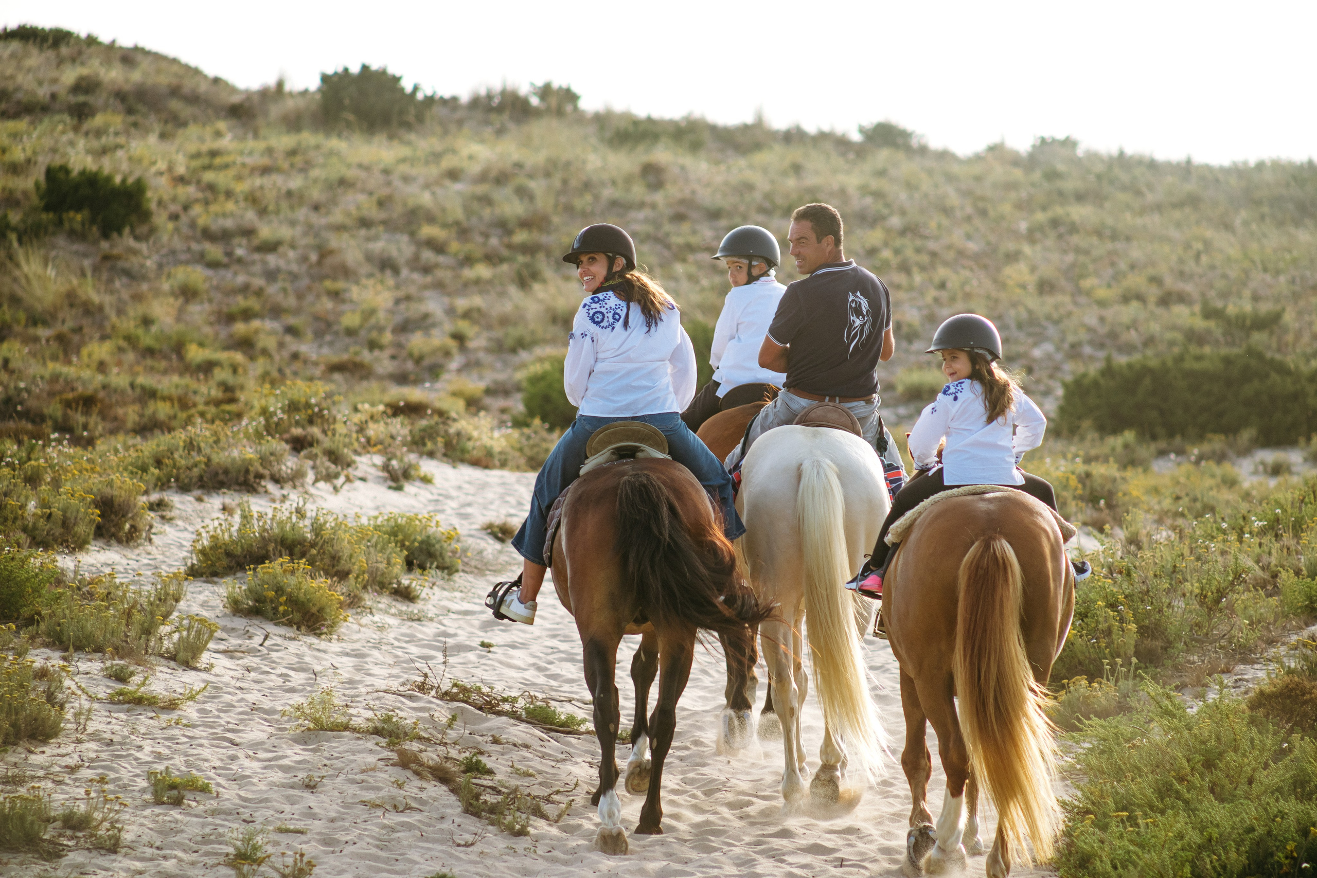Marlene & Tiago com filhos. Passeios a Cavalo na Praia Peniche | Eco Salgados Agroturismo