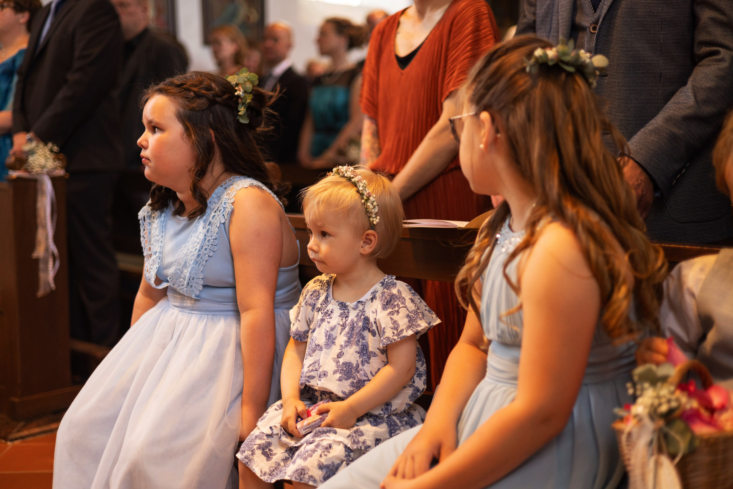 Brautpaar verlässt die evangelische Kirche in Schwagsdorf nach der emotionalen Zeremonie