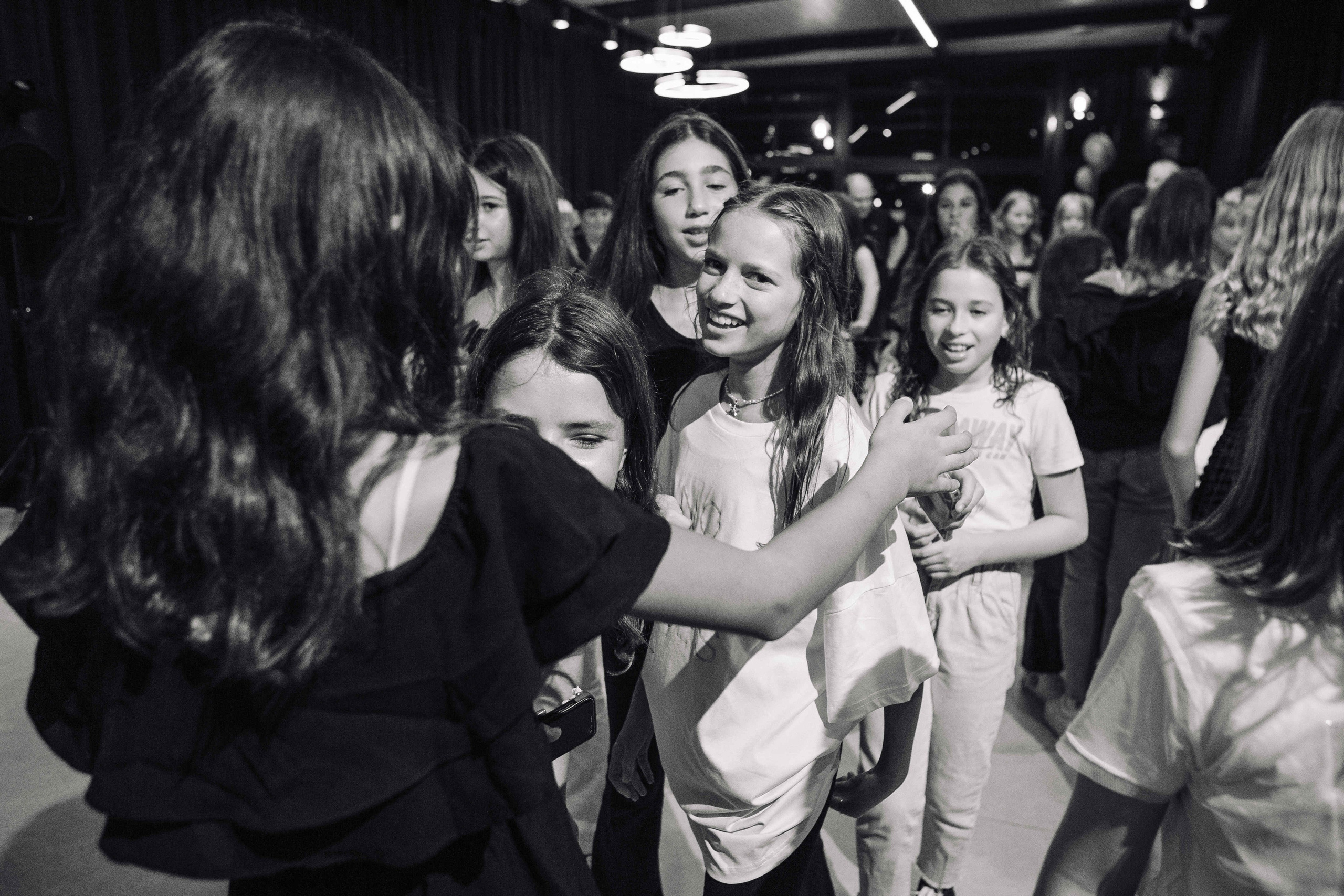 PARTY WITH FRIENDS. Https://shi-photo.com/