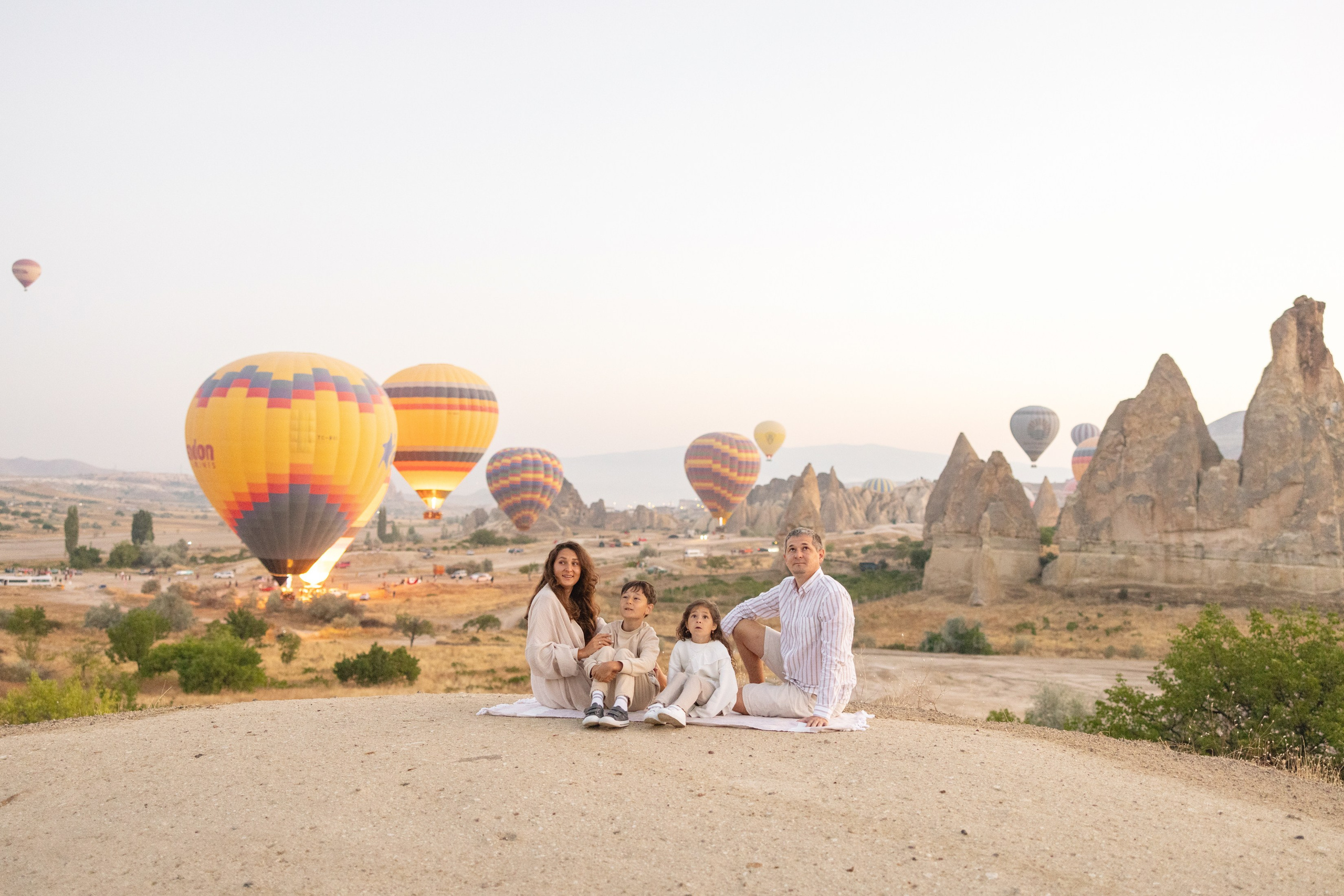 Family Photoshoot at Sunrise with Cappadocia’s Hot Air Balloons. Julia Ganch I Fashion Wedding Photography I Cappadocia Turkey