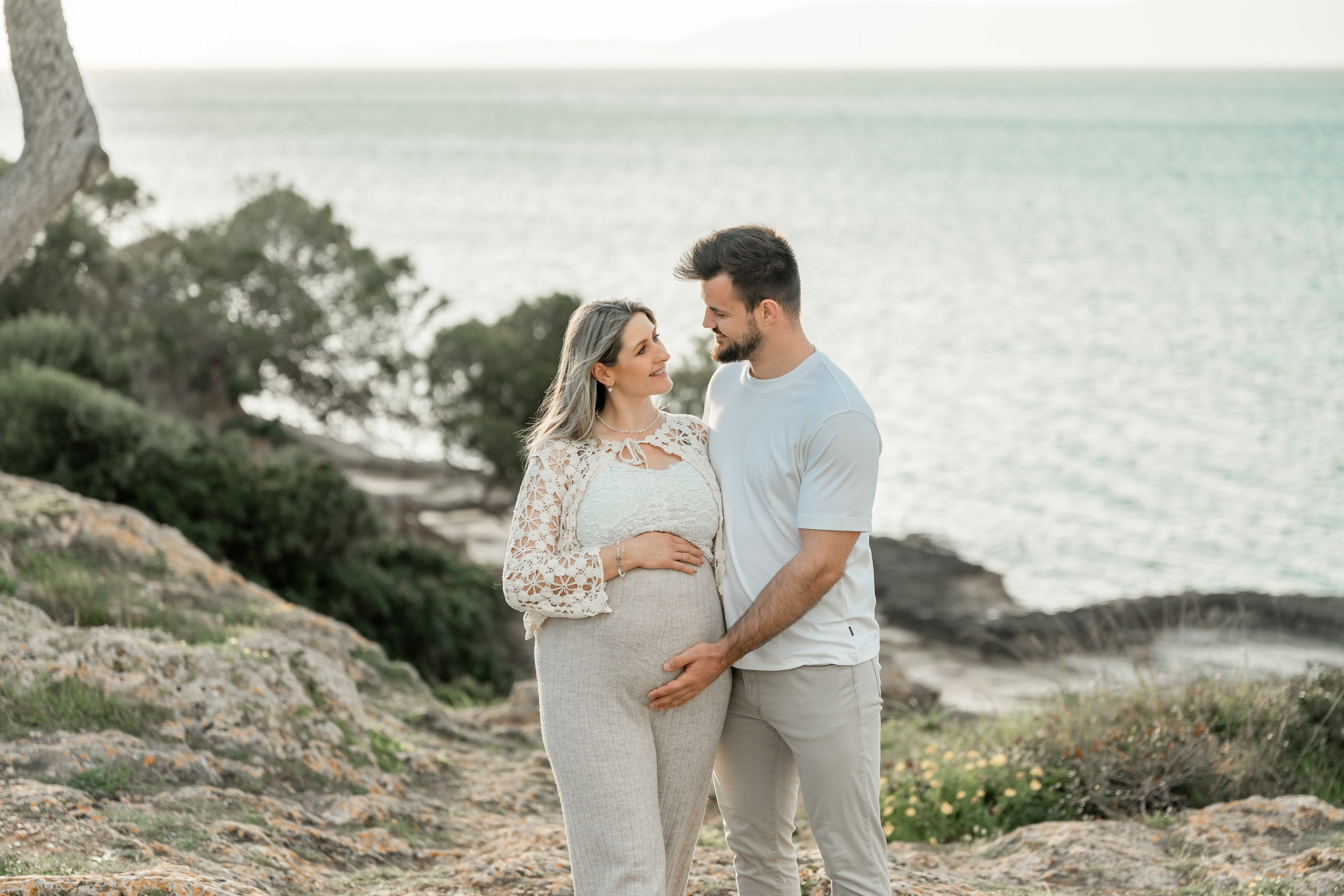 Schwangerschaftsshooting am Meer. Deine Fotografin auf Mallorca für Familien und Business