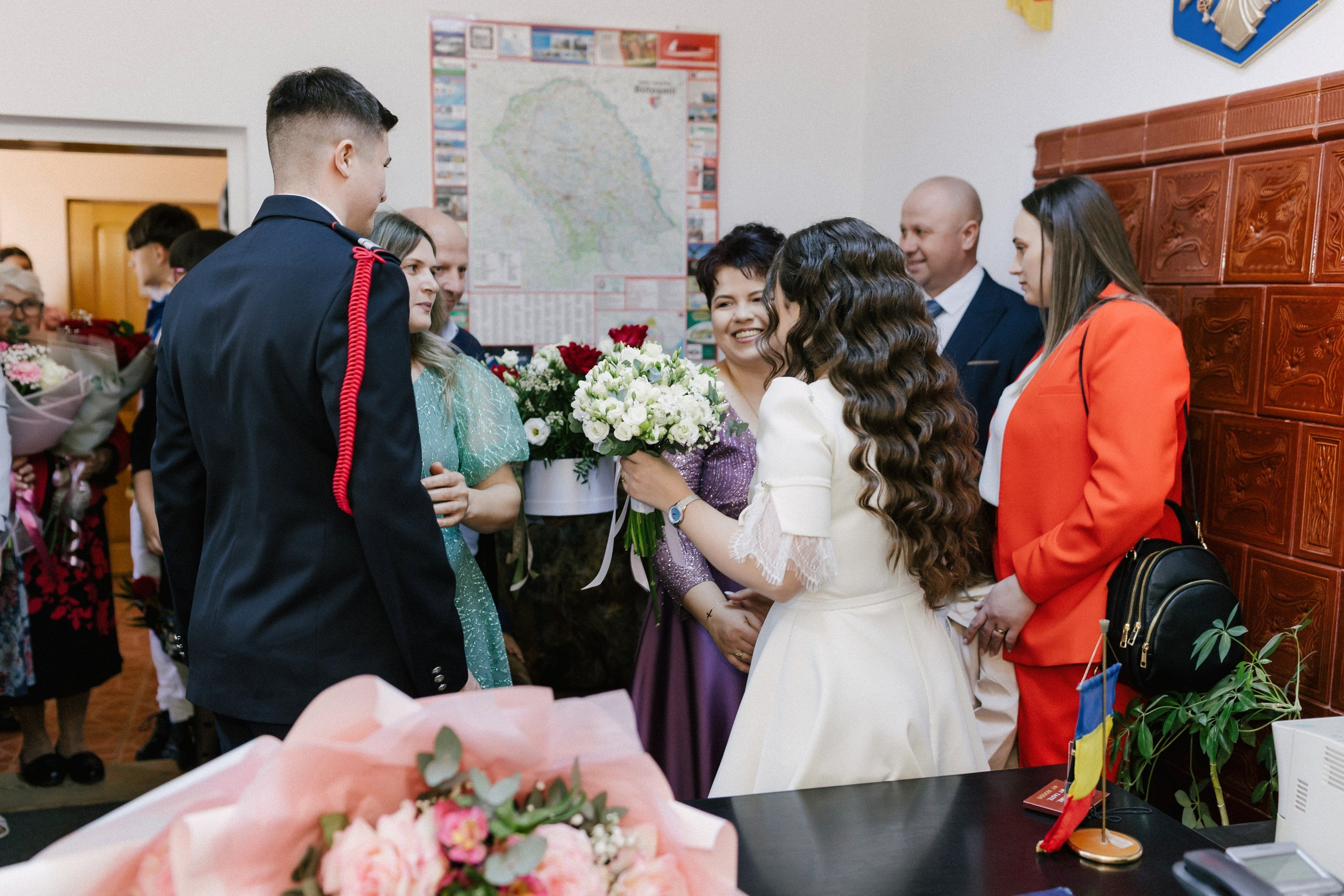 Povestitor prin fotografie - Fotograf nuntă Botoșani  – Alin Chirilă -* Gabriel și Denisa la starea civilă în Unțeni Botoșani, fotografie de cuplu pe scări elegante, Alin Chirilă fotograf* Mire și mireasă după cununia civilă în comuna Unțeni Botoșani, ședință foto realizată de AlinoFotoStudio* Fotograf stare civilă Botoșani, Gabriel și Denisa privindu-se cu drag pe scările locației de eveniment* Cuplu proaspăt căsătorit la cununia civilă Unțeni, fotografie romantică realizată de Alin Chirilă fotograf* Gabriel și Denisa după ceremonia civilă, ședință foto la Restaurant Luceafărul Popas Cucorăni* Fotograf evenimente Botoșani, stare civilă Unțeni, mire și mireasă în cadru elegant și luminos* Mire în uniformă și mireasă cu buchet alb, fotografie de nuntă civilă în județul Botoșani* AlinoFotoStudio portret de cuplu la stare civilă, Gabriel și Denisa în ziua logodnei civile* Fotograf cununie civilă Botoșani, moment romantic surprins la Popas Cucorăni Luceafărul* Gabriel și Denisa și-au spus da la Unțeni Botoșani, amintiri fotografice naturale și elegante* Mireasă cu păr ondulat și mire în uniformă militară, fotografie de cuplu la stare civilă* Alin Chirilă povestitor prin fotografie, cununie civilă Gabriel și Denisa în Botoșani* Ședință foto de stare civilă Botoșani, cuplu pe scări decorative într-un cadru rafinat* Fotograf nuntă și stare civilă Suceava Botoșani Iași, Gabriel și Denisa în ziua cea mare* Imagine romantică de la cununia civilă Unțeni, mire și mireasă zâmbind unul către celălalt, fotograf uvertura mall Botoșani, fotograf mall- servicii foto- video Botoșani 