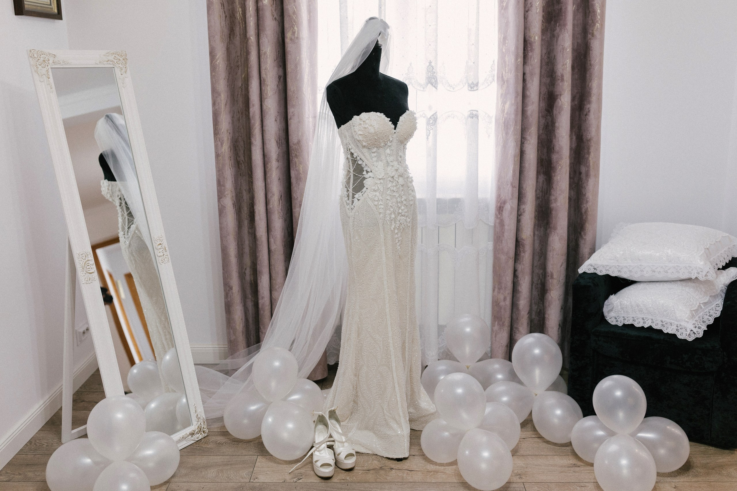 1. Mireasa Adriana în timpul pregătirilor de nuntă în Tudora Botoșani2. Costumul mirelui Ionuț fotografiat artistic în ziua nunții3. Prietenii mirelui la tradițiile de nuntă în Tudora4. Bărbieritul mirelui în cadrul obiceiurilor tradiționale de nuntă5. Fotografii de familie la biserică în ziua nunții6. Portret de familie cu mirii și copilul lor la nunta din Botoșani7. Primul dans al mirilor la Mariage Dor Baisa Botoșani8. Decor elegant de nuntă la Mariage Dor Baisa9. Emoții și tradiții la nunta din Tudora județul Botoșani10. Fotograf profesionist de nuntă în Botoșani surprinzând momente autentice - otograf-nunta-botosanifotograf-evenimente-botosanifotograf-profesionist-botosanifotograf-nunta-tudoranunta-tudora-botosanisedinta-foto-nunta-botosanipoze-nunta-botosanifotografii-nunta-tudorafotograf-cununie-religioasa-botosanibiserica-sfintii-imparati-constantin-si-elena-tudoramariage-dor-baisa-botosanirestaurant-nunta-botosanidansul-mirilor-mariage-dorpregatiri-mire-botosanipregatiri-mireasa-botosanitraditii-nunta-moldovaobiceiuri-nunta-tudorafotograf-familie-nunta-botosaniportret-miri-botosanigalerie-foto-nunta-botosanialbum-foto-nunta-botosaninunta-eleganta-botosaninunta-cu-traditii-botosanifotograf-premium-nunta-botosaniservicii-foto-video-botosanipoveste-de-nunta-botosanifotograf-documentar-nuntafotograf-natural-emotionalmiri-ionut-si-adriananunta-autentica-tudora -otograf-nunta-botosanifotograf-nunta-tudoranunta-tudora-botosanifotograf-evenimente-botosanifotograf-profesionist-botosaniservicii-foto-video-botosanigalerie-foto-nunta-botosanialbum-foto-nunta-botosani - nunta-autentica-botosaninunta-cu-traditii-botosanipoveste-de-nunta-botosanifotografii-emotionante-nuntamomente-autentice-nuntafotografie-documentara-nuntafotograf-natural-nunta- pregatiri-miri-tudorabiserica-tudora-botosanicununie-religioasa-tudoramariage-dor-baisa-botosanipetrecere-nunta-botosanivalsul-mirilor-botosani - alino-foto-studio-botosaniionut-si-adriana-nunta-tudorafotograf-alin-chirila-botosani