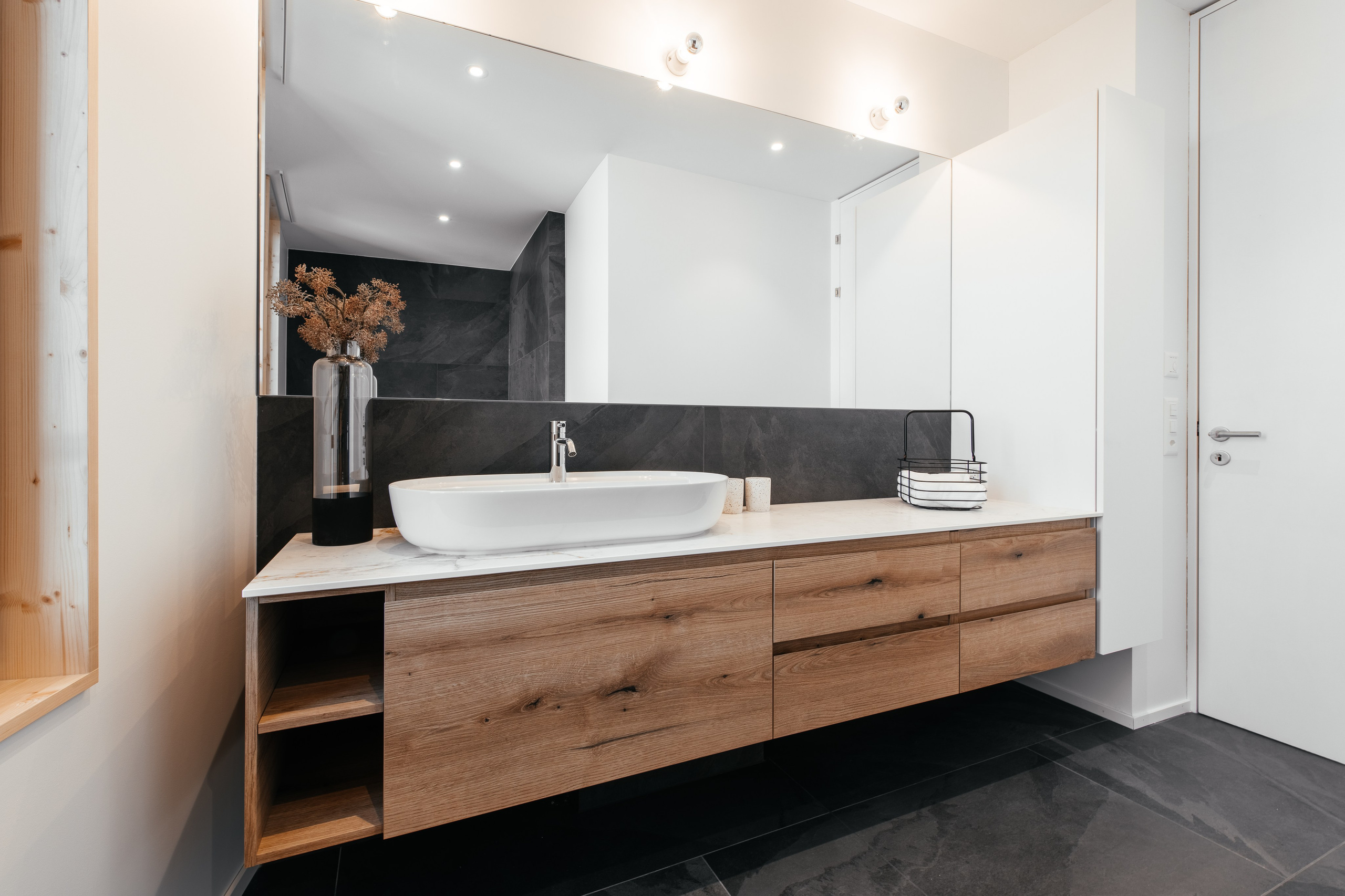 Wohnung, DIELSDORF, Kt. ZÜRICH. Hallo! Ich bin Elena und arbeite als Immobilienfotografin