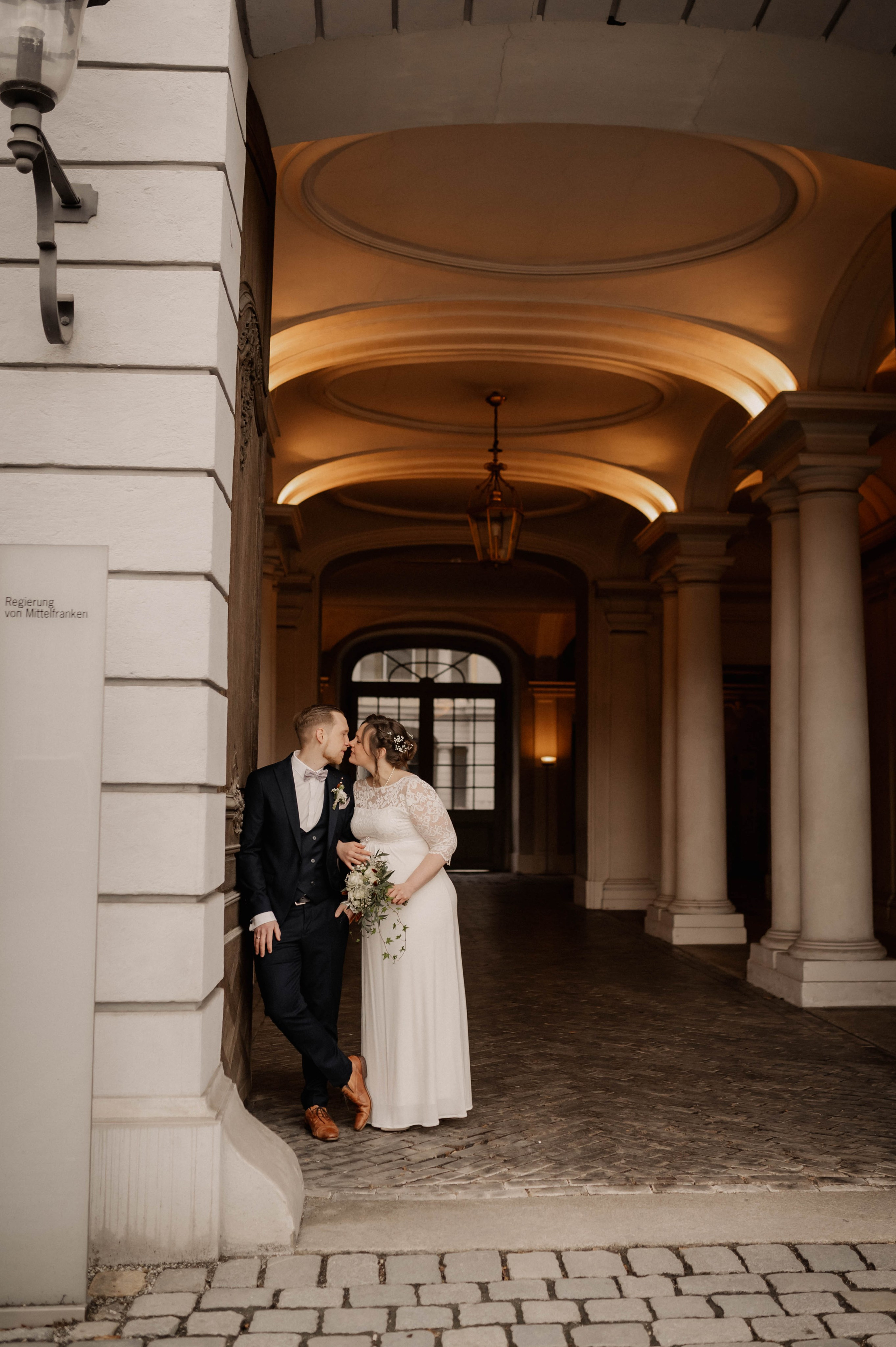 Ein Brautpaar küsst sich in Ansbacher Residenz