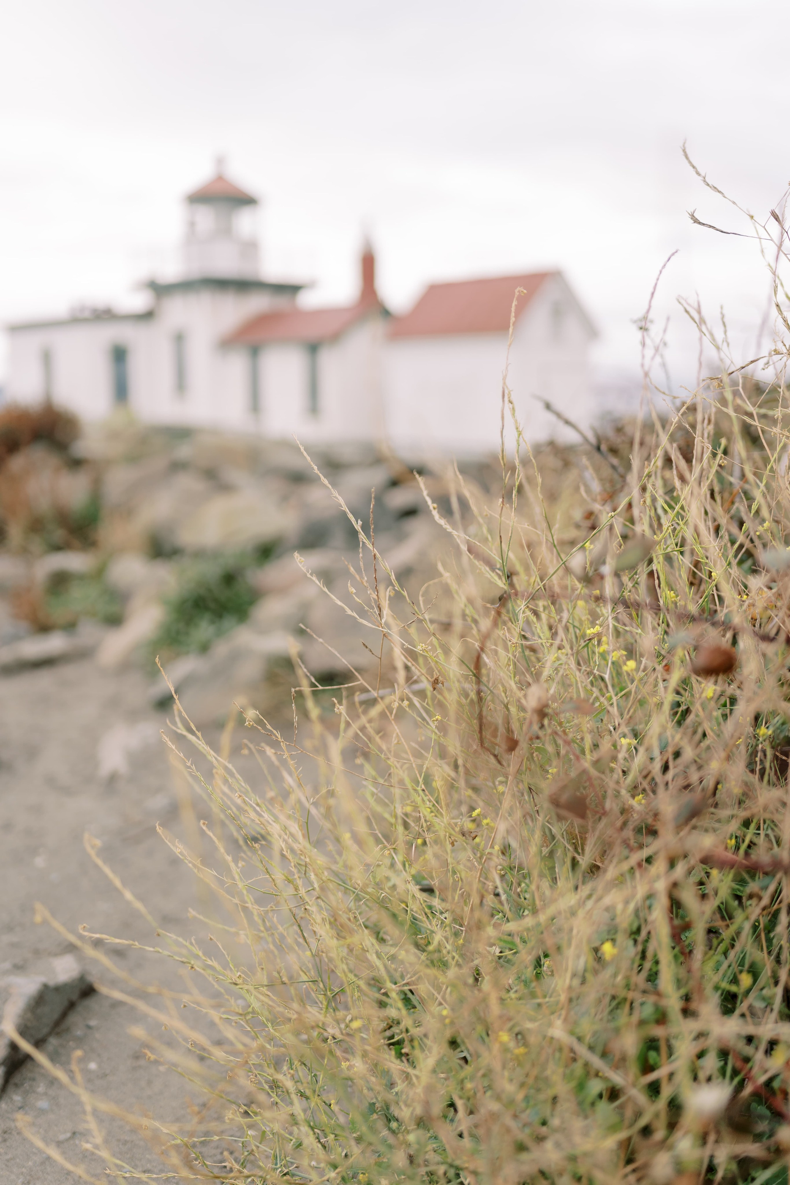 Proposal. December 2024. Alki Point Lighthouse, Washington state. EVAN ARISTOV WEDDING PHOTOGRAPHY — Seattle Wedding Photographer