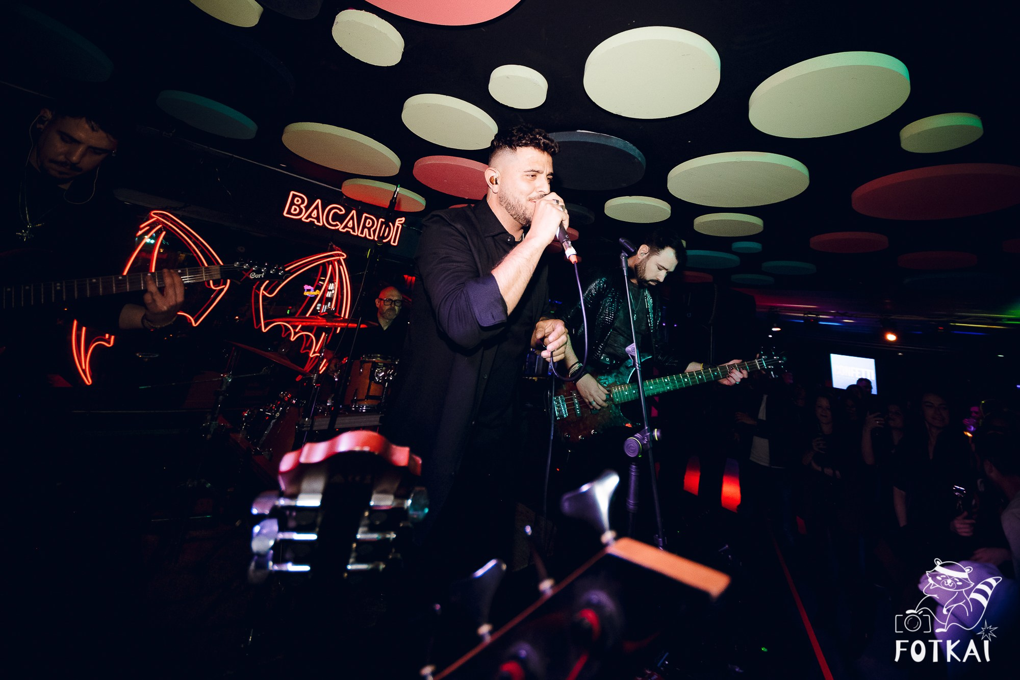 Концерт Delyrio в Confetti Playa Alicante — живое выступление группы, февраль 2026 | FOTKAI