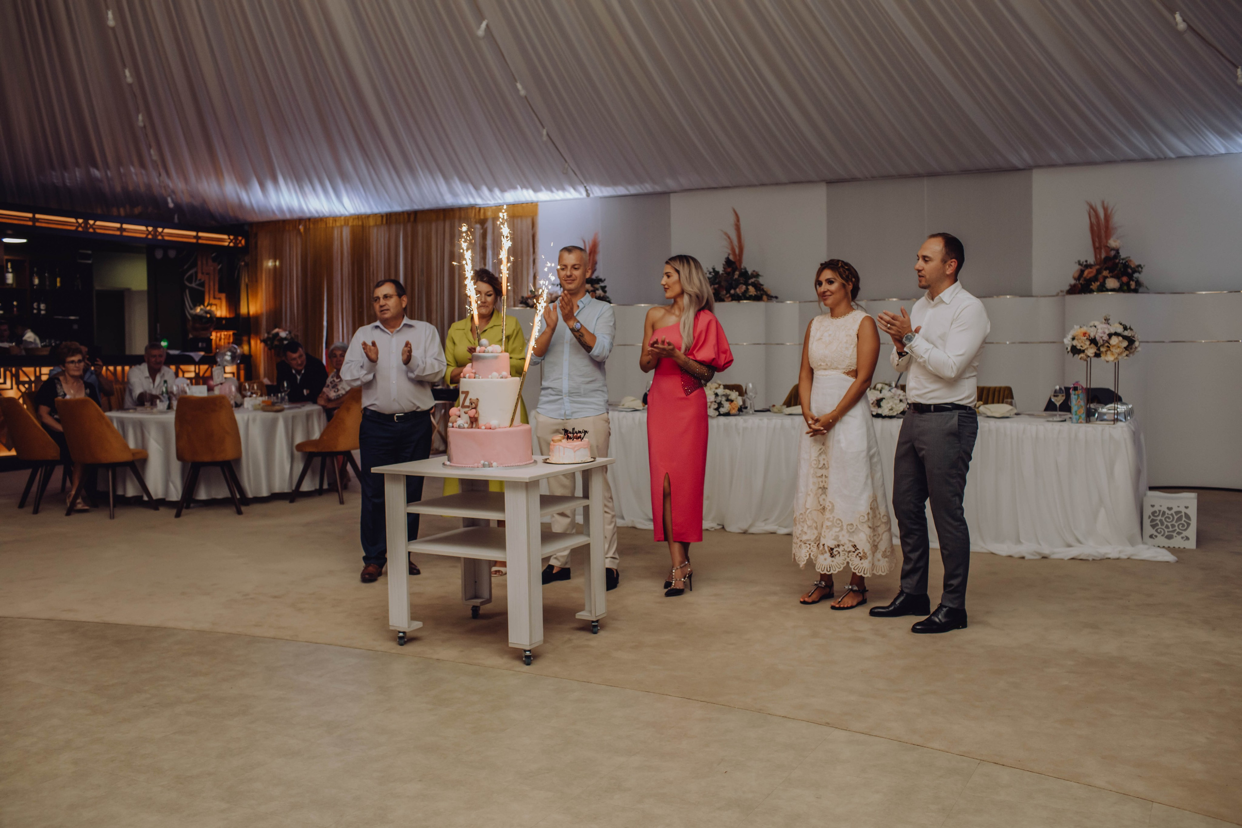 Zaira. Wedding & couple photographer from Romania Rut Vetan