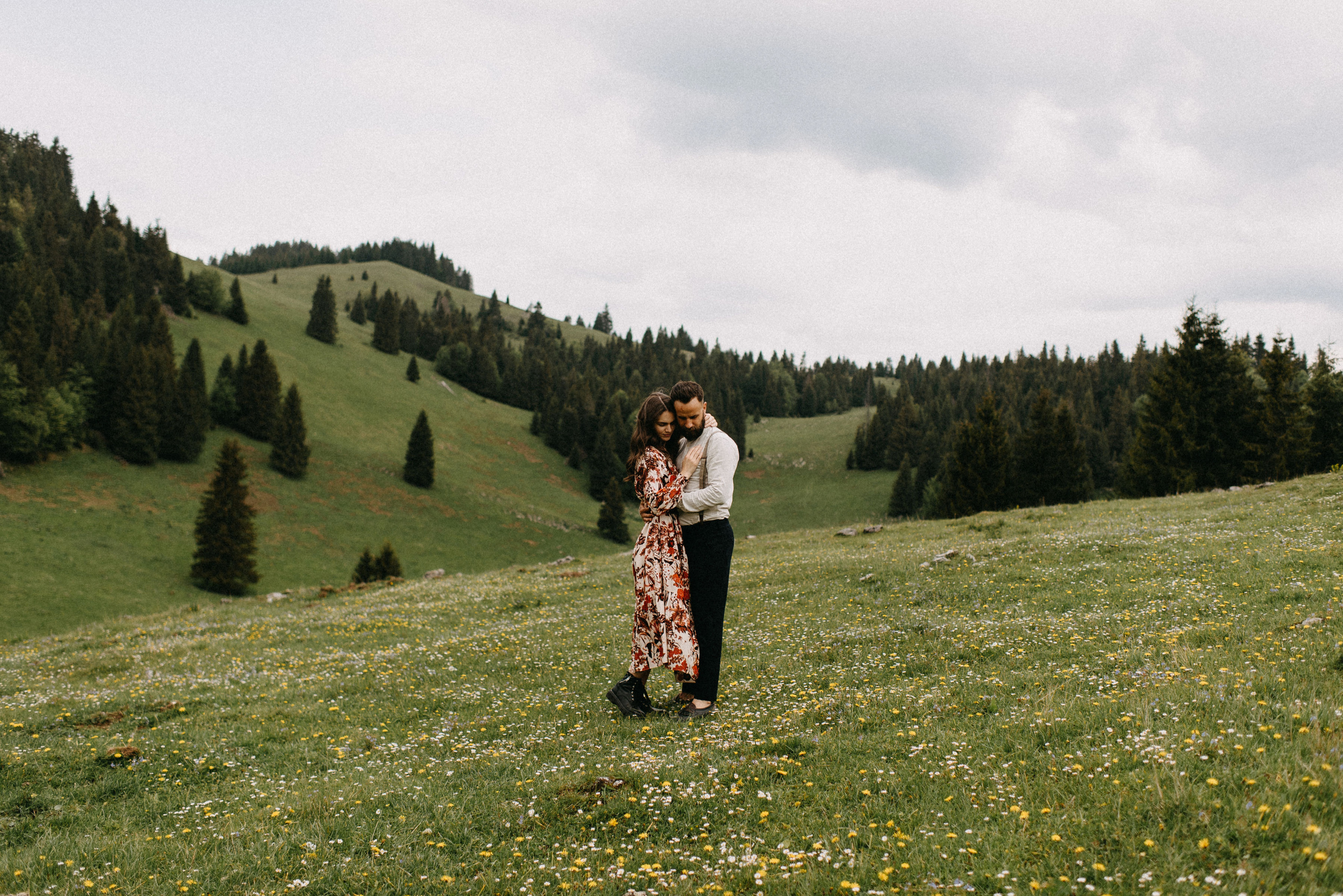 romania wedding photographer, fotograf nunta romania, nunta in romania, fotograf cupluri in romania, muntii apuseni, sedinta foto in multii apuseni, padis, vacute, cuplu vintage, vintage couple, landscape photographer, romania wild, romania salbatica, transylvania, raw moments, fotograf de nunti, videograf de nunti, spain wedding photographer, spain wedding, spain photographer