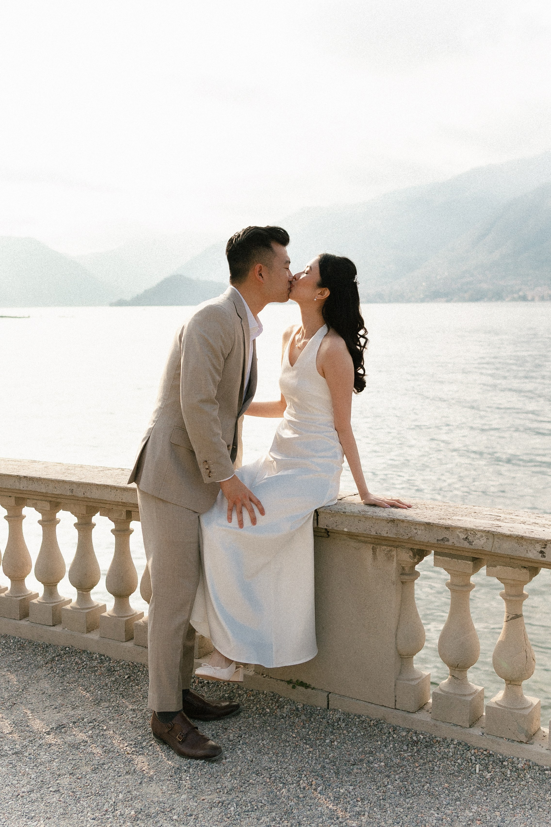 Bride and groom kissing at Villa Melzi on lake como 