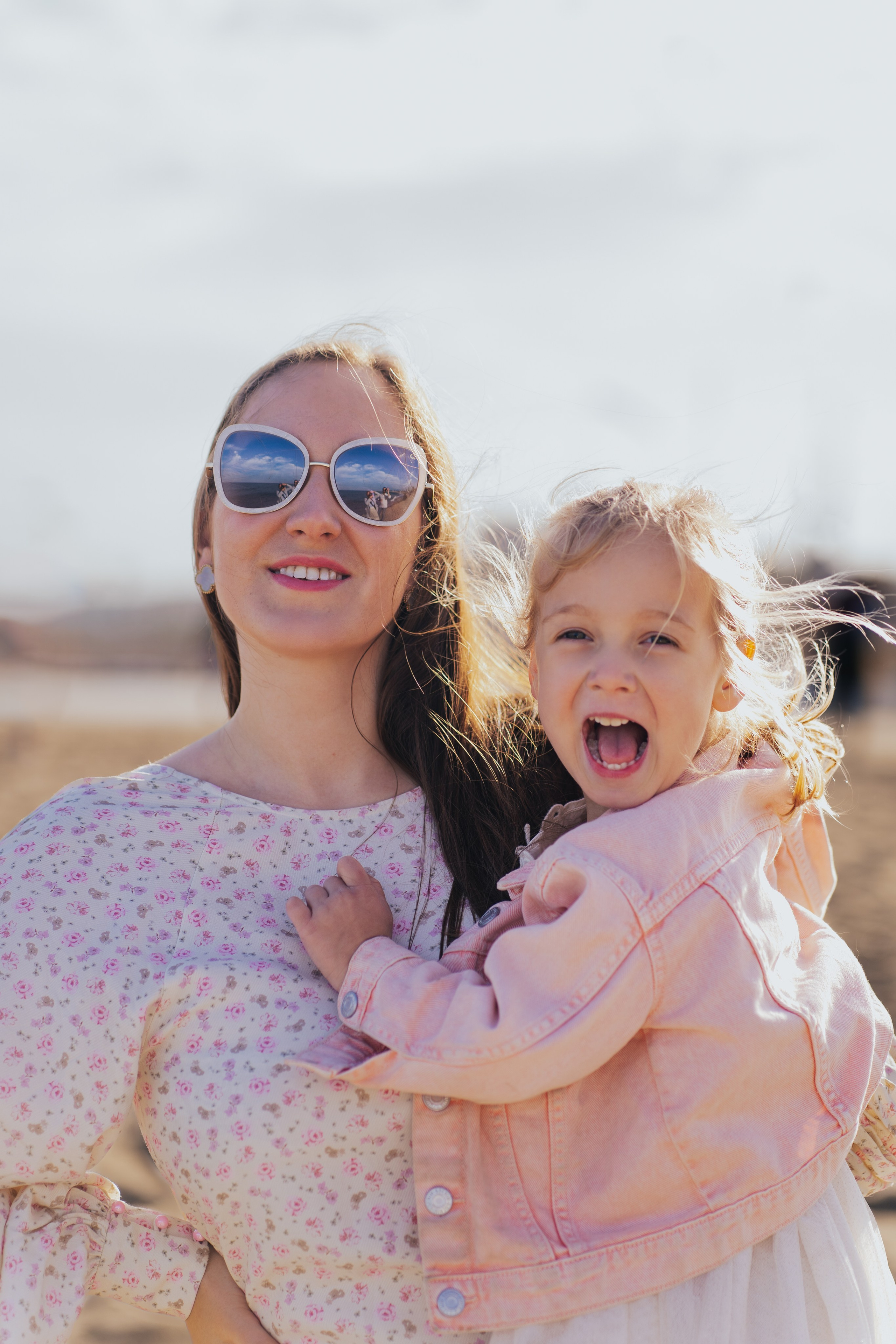 Family Barcelona on the sea. DiaFoto — Wow Photographer in Barcelona | Premium Barcelona Photoshoot Experience
