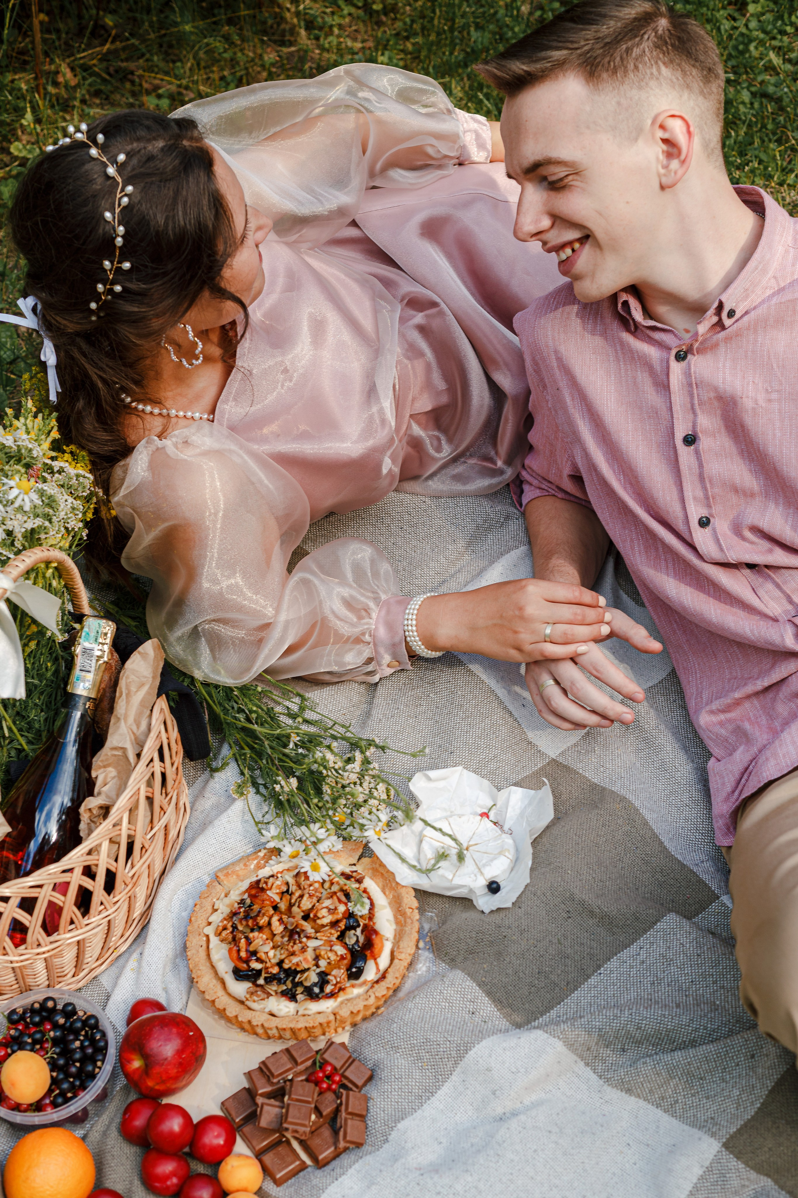 La novia y el novio en el fondo de un picnic de boda. Fotógrafo de retrato, familia y reportajes en Valencia | España | Europa Vitalii Lumier